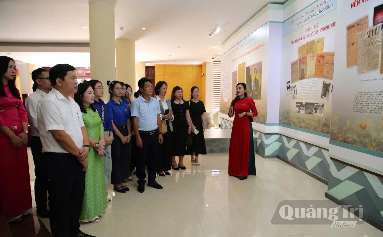 Khách tham quan tìm hiểu các hiện vật và tư liệu lịch sử được lưu giữ tại không gian trưng bày Bảo tàng Quảng Trị (cơ sở 1) - Ảnh: Bảo tàng cung cấp