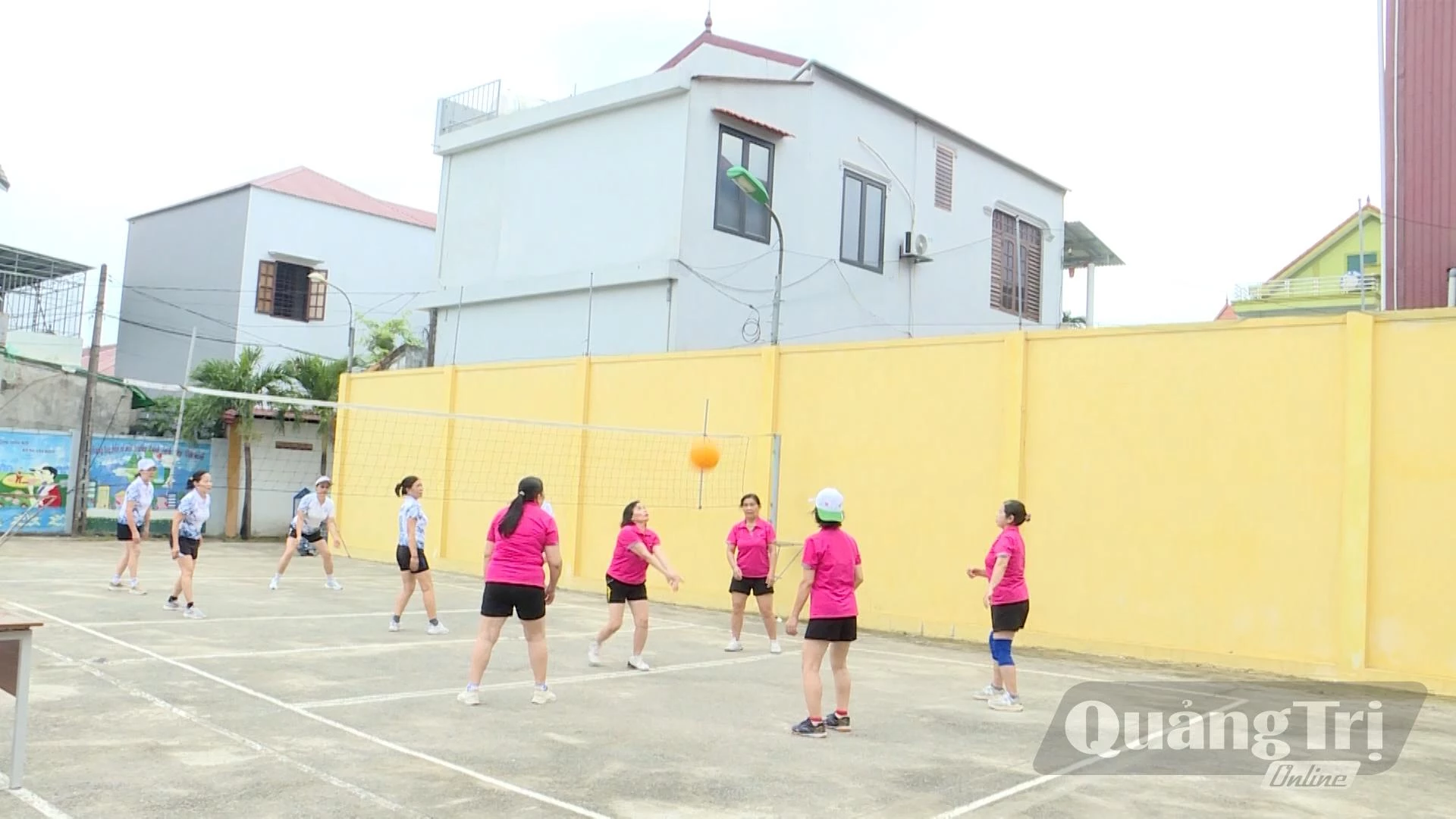 Bóng chuyền hơi, môn thể thao được nhiều người cao tuổi phường Đồng Sơn lựa chọn để rèn luyện sức khỏe - Ảnh: B.N