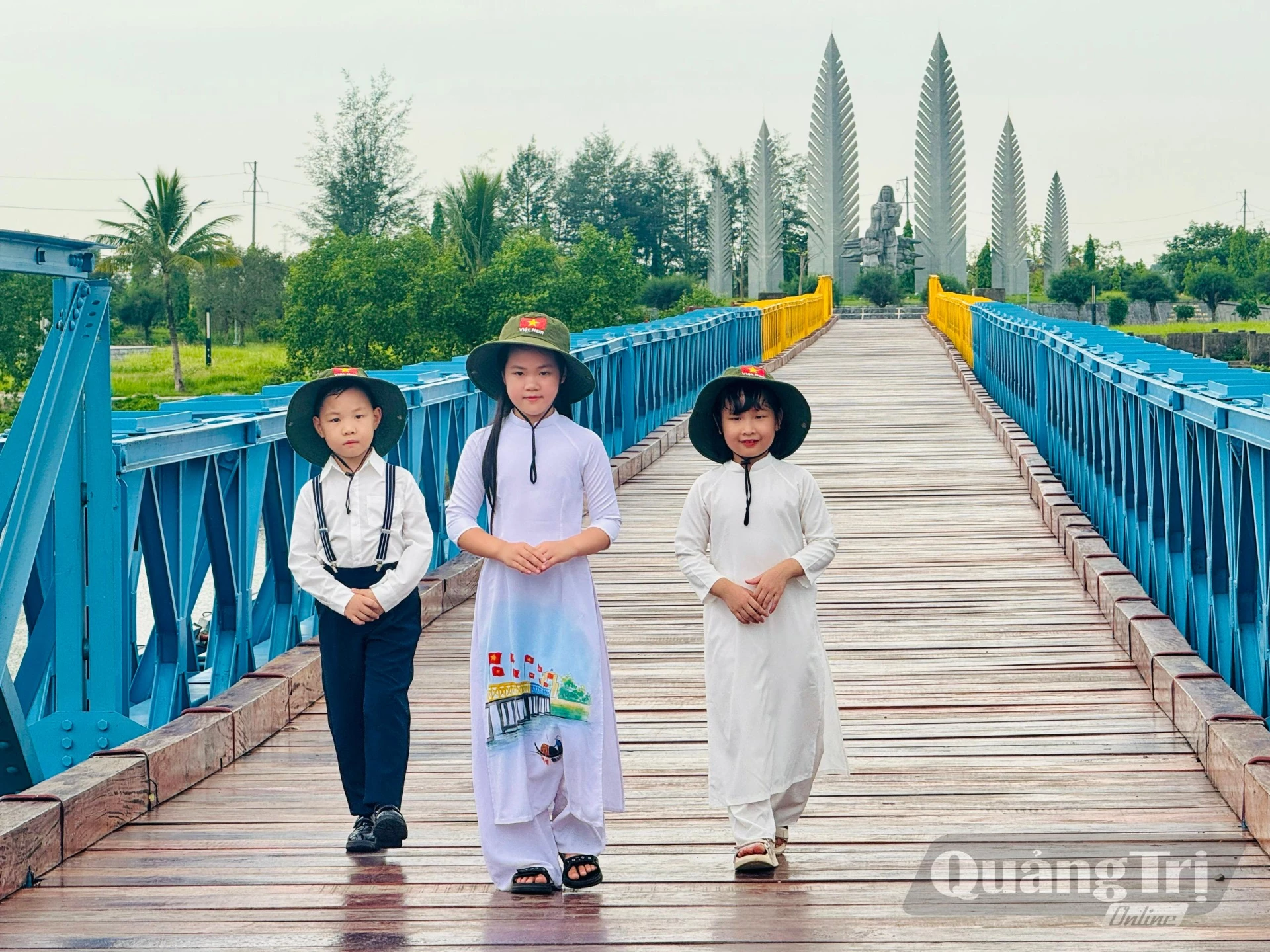 Nhóm tác giả đoạt giải nhất Cuộc thi Sáng tạo trẻ tỉnh Quảng Trị năm 2026 đi thực tế tại Di tích quốc gia đặc biệt Đôi bờ Hiền Lương-Bến Hải - Ảnh: H.V
