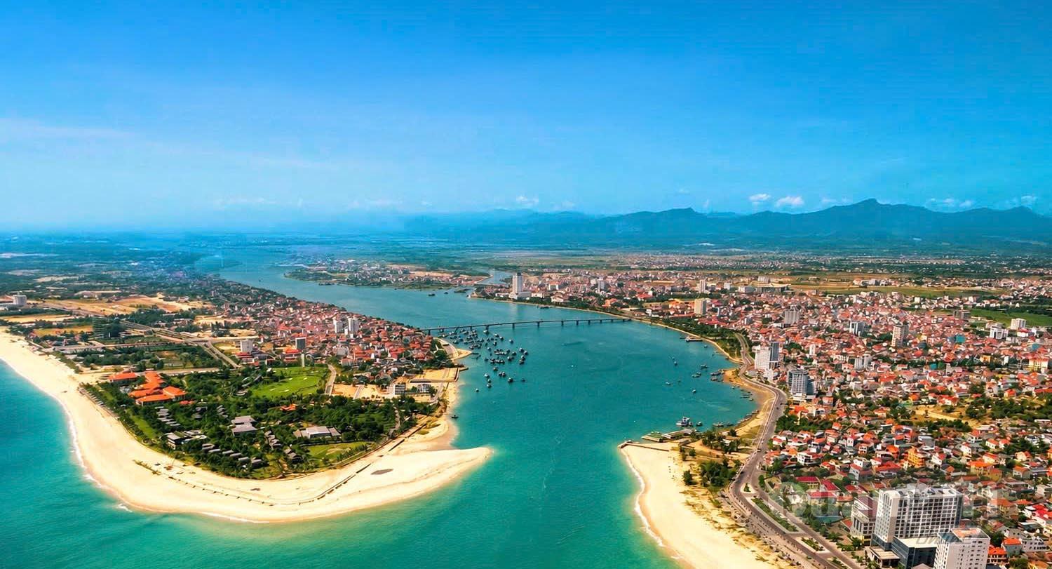 Với những “nhịp cầu mơ”, bán đảo Bảo Ninh giữa ba bề sông nước trở nên gần hơn với trung tâm tỉnh lỵ - Ảnh: H.Tr