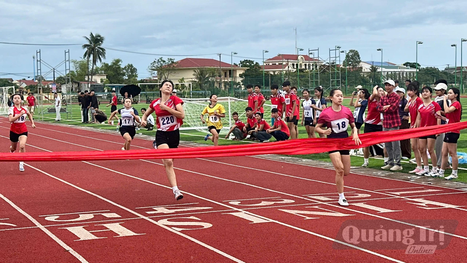 Các vận động viên thi đấu nội dung chạy 100m nữ - Ảnh: Thùy Trang