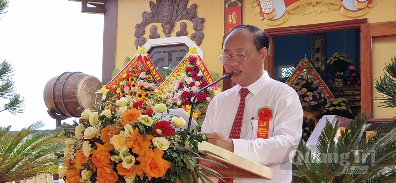 Ông Trần Việt Dũng, Phó Bí thư Đảng ủy, Chủ tịch UBND xã Nam Cửa Việt đọc diễn văn tại buổi lễ - Ảnh: QN
