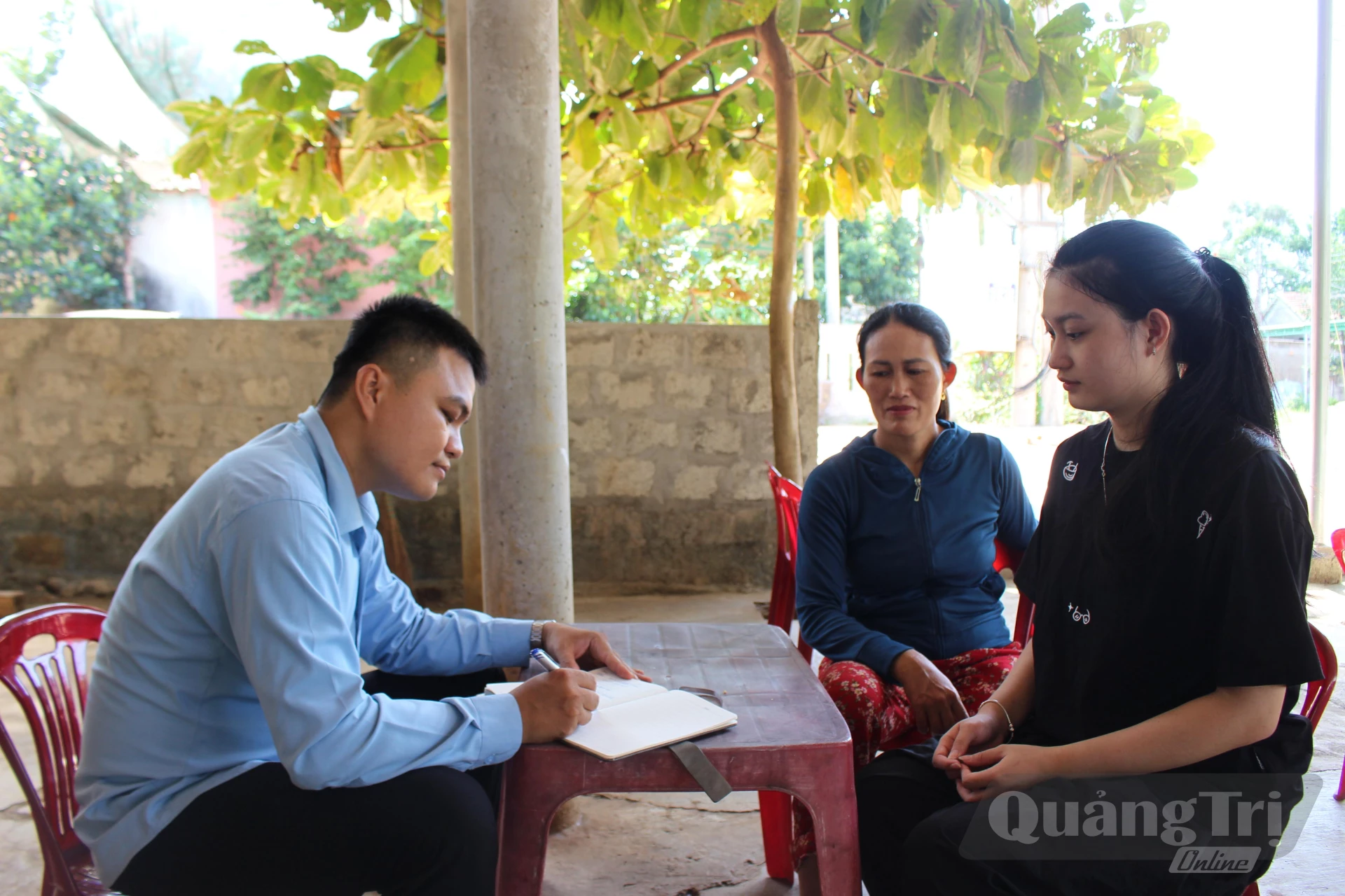 Đội ngũ trưởng thôn xã Cồn Tiên đến tận nhà dân điều tra, khảo sát nhu cầu học nghề - Ảnh: Phan Khiêm