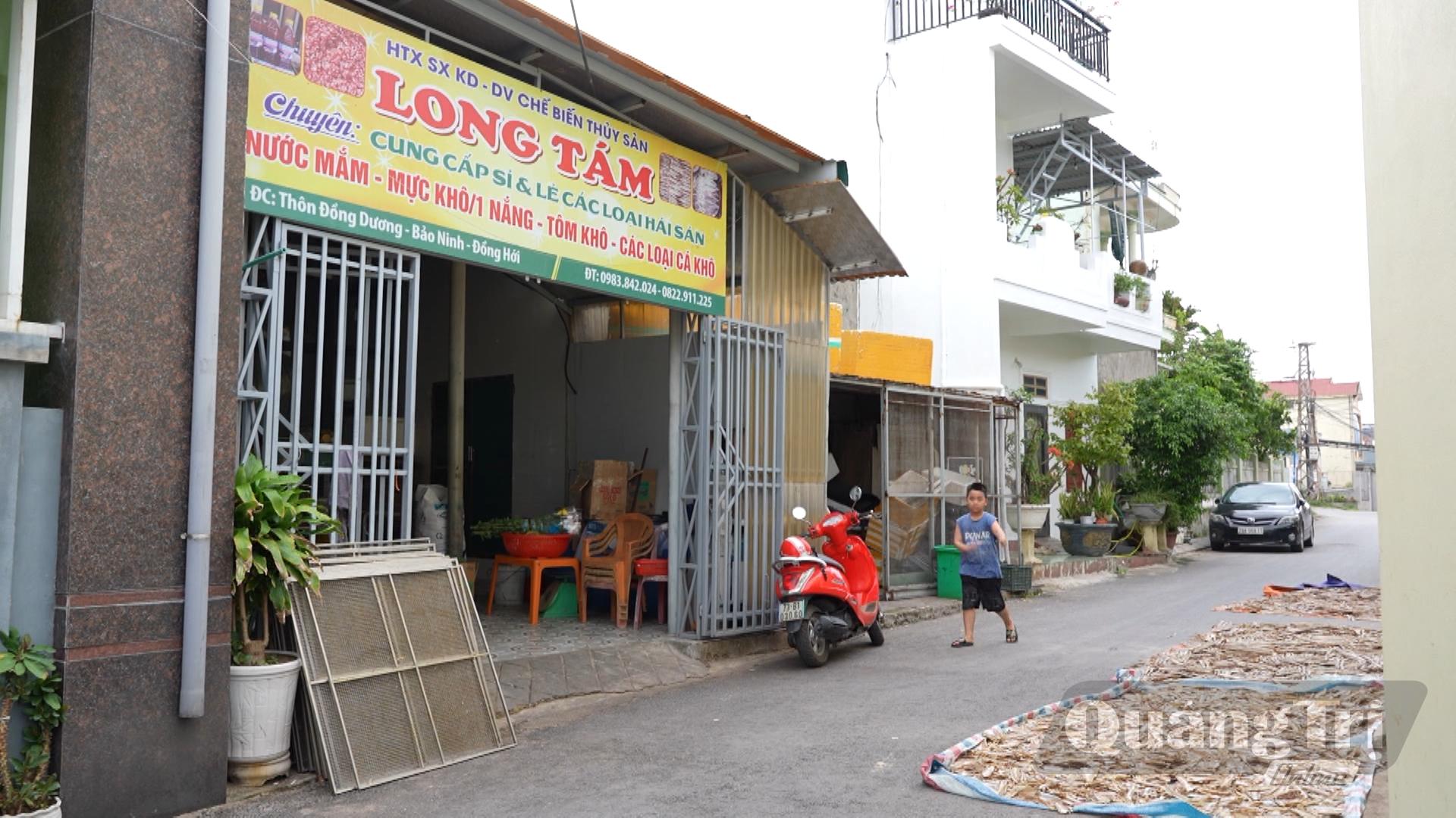Con đường biến thành nơi phơi cá...
