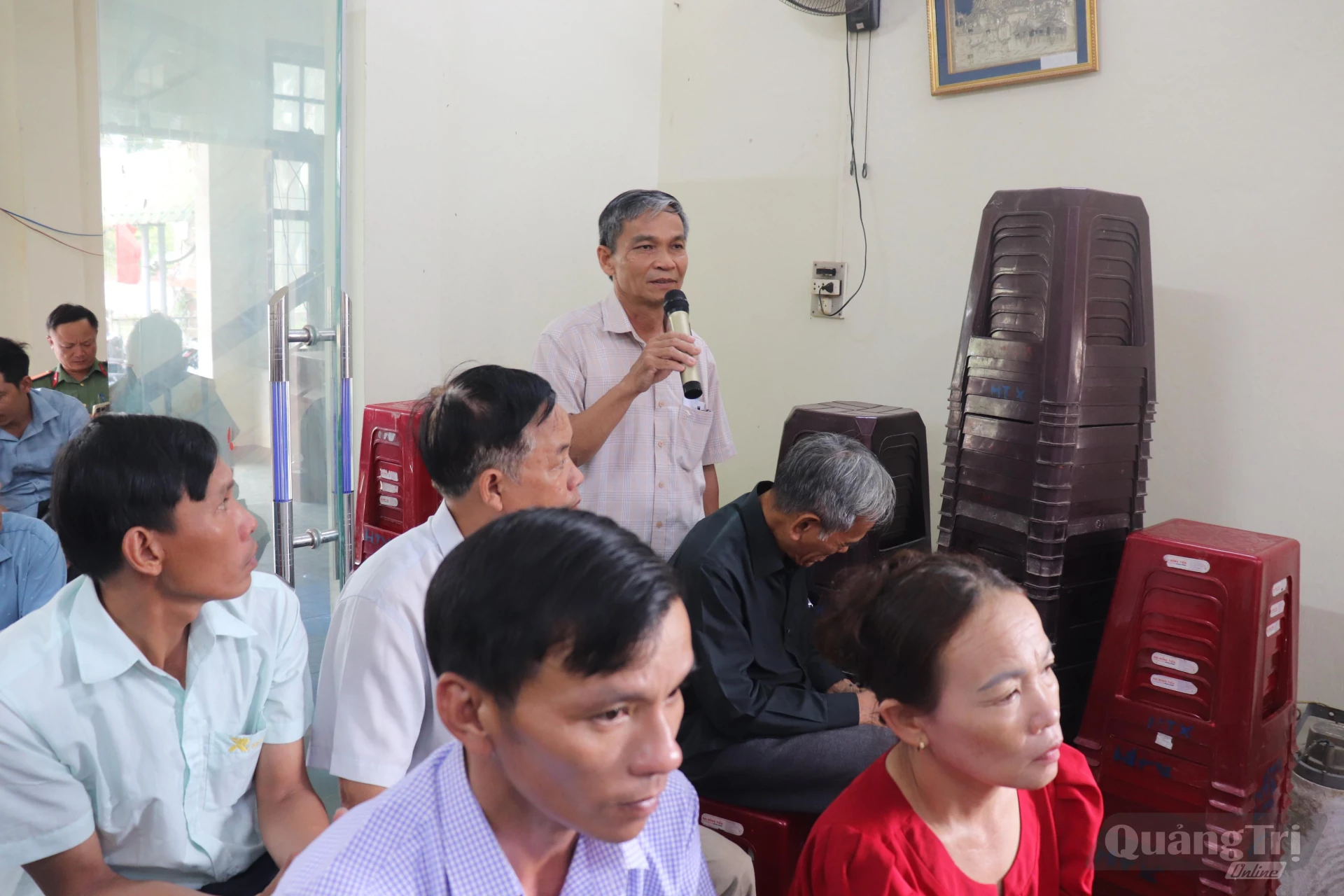 Cử tri xã Hải Lăng phát biểu tâm nguyện trước tổ đại biểu HĐND tỉnh - Ảnh: T.P