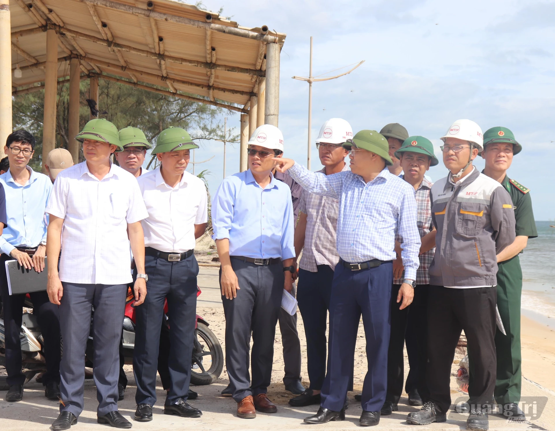 Đồng chí Lê Đức Tiến, Phó Chủ tịch UBND tỉnh đi kiểm tra thực địa - Ảnh: T.P