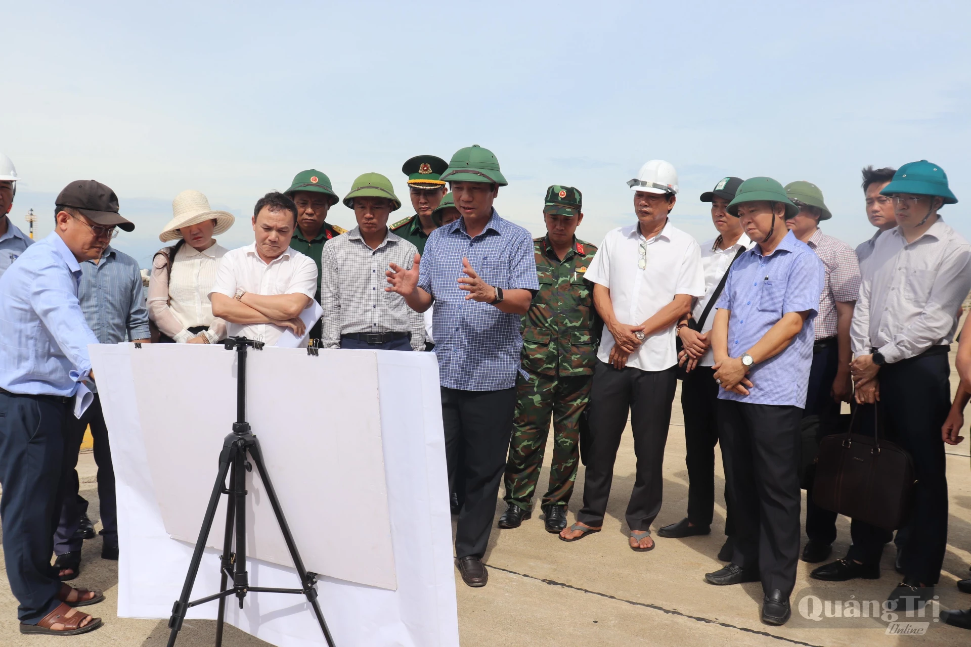 Đồng chí Hoàng Nam, Phó Chủ tịch Thường trực UBND tỉnh lắng nghe đại diện các đơn vị liên quan báo cáo về tiến độ và những khó khăn của dự án Đầu tư mở rộng, nạo vét âu tàu Cồn Cỏ - Ảnh: T.P