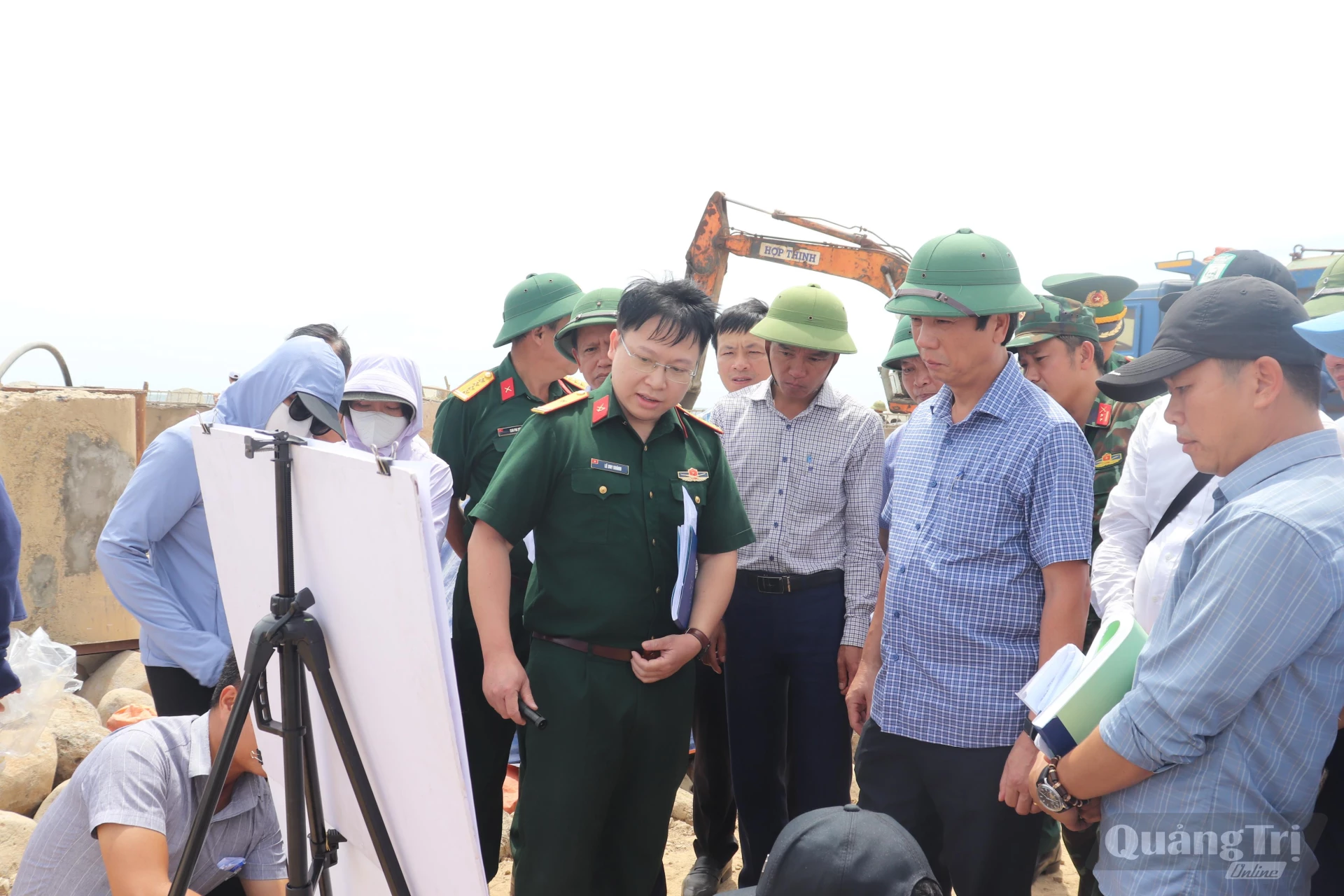Đồng chí Hoàng Nam, Phó Chủ tịch Thường trực UBND tỉnh kiểm tra tiến độ thực hiện dự án cột mốc A11 - Ảnh: T.P