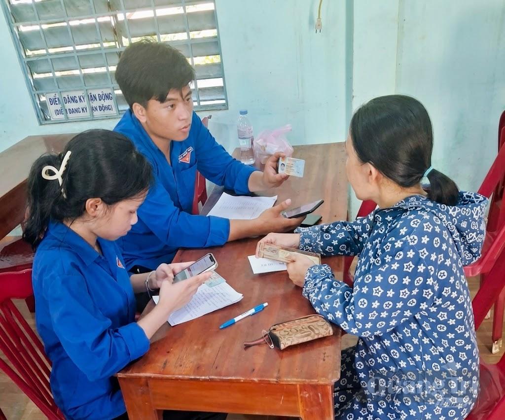 Đoàn viên, thanh niên hướng dẫn người dân đăng ký tài khoản tìm việc làm trên sàn giao dịch việc làm trực tuyến - Ảnh: P. K