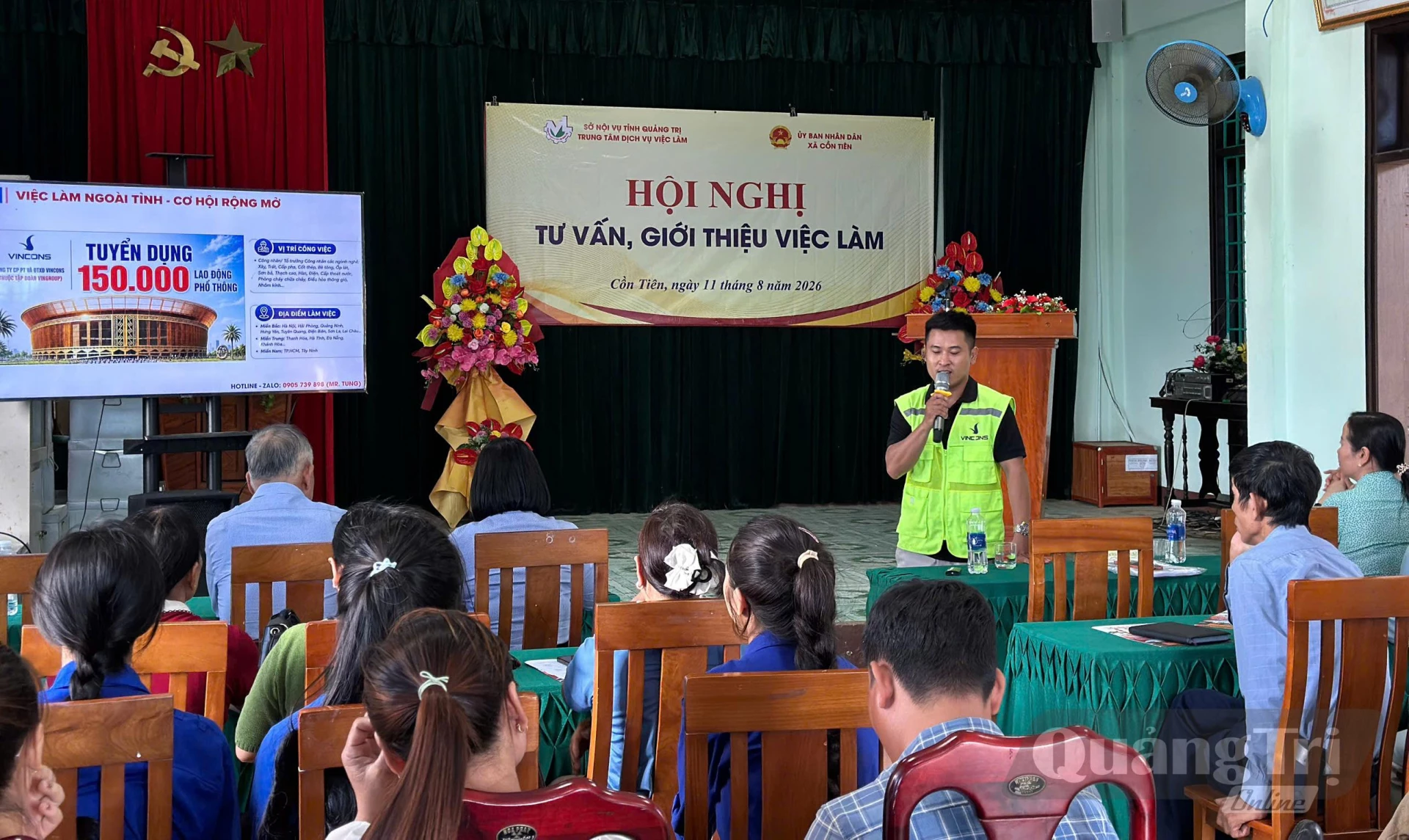 Nhà tuyển dụng tư vấn thông tin việc làm trực tiếp cho người lao động tại xã Cồn Tiên - Ảnh: P.K