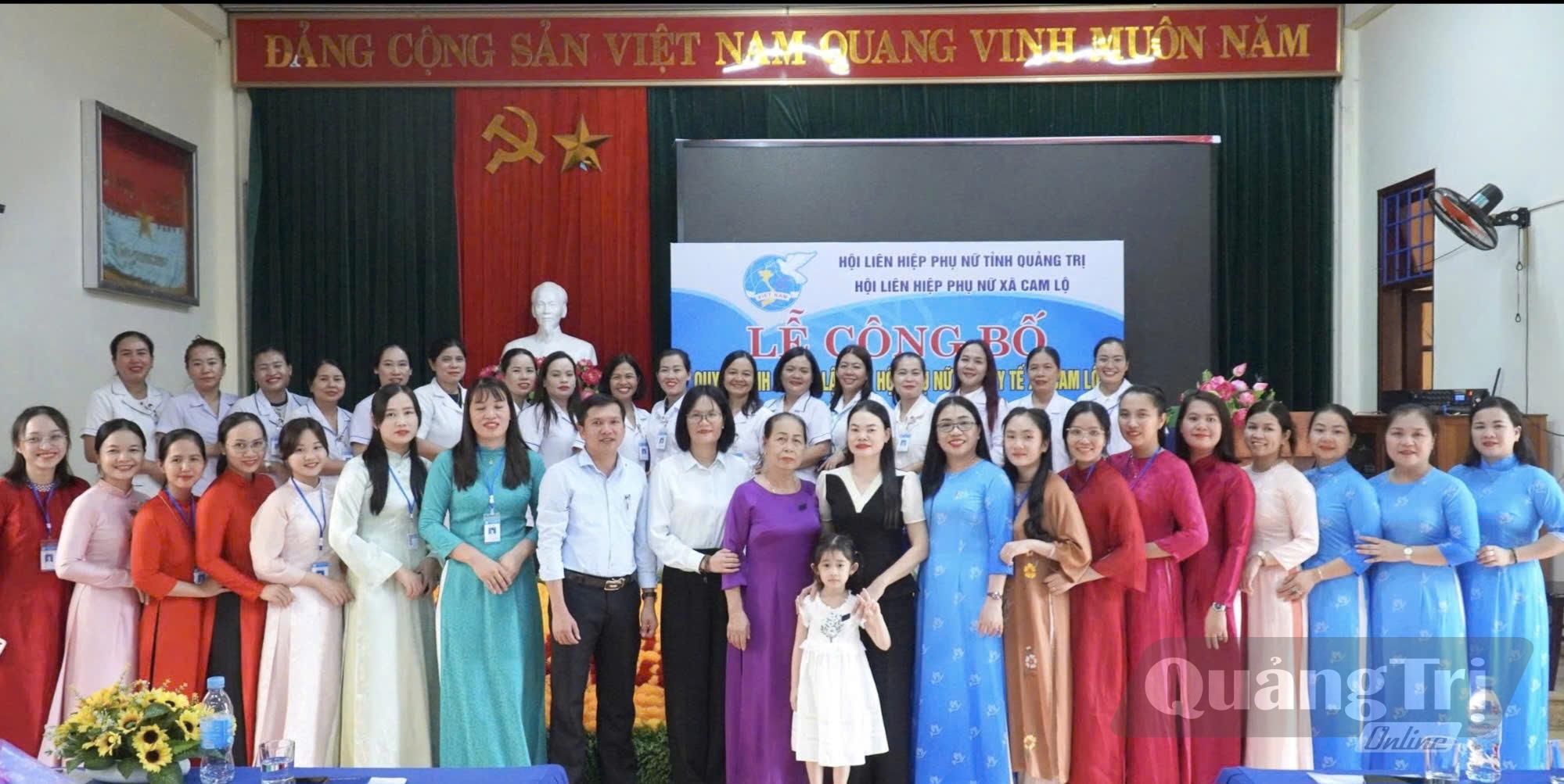 Ngay trong ngày ra mắt, Chi hội Phụ nữ Trạm Y tế xã Cam Lộ nhận đỡ đầu cháu Nguyễn Hoài An - Ảnh: K.S