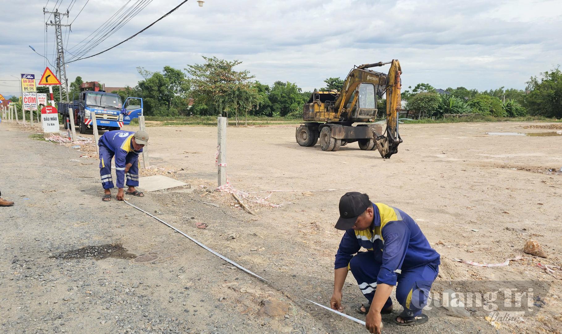 Lực lượng chức năng tiến hành lắp đặt hệ thống tôn hộ lan kiên cố trên đoạn từ Km10+980 đến Km11+036 Quốc lộ 9, đoạn qua xã Hiếu Giang để xoá bỏ điểm đấu nối trái phép - Ảnh: L.T