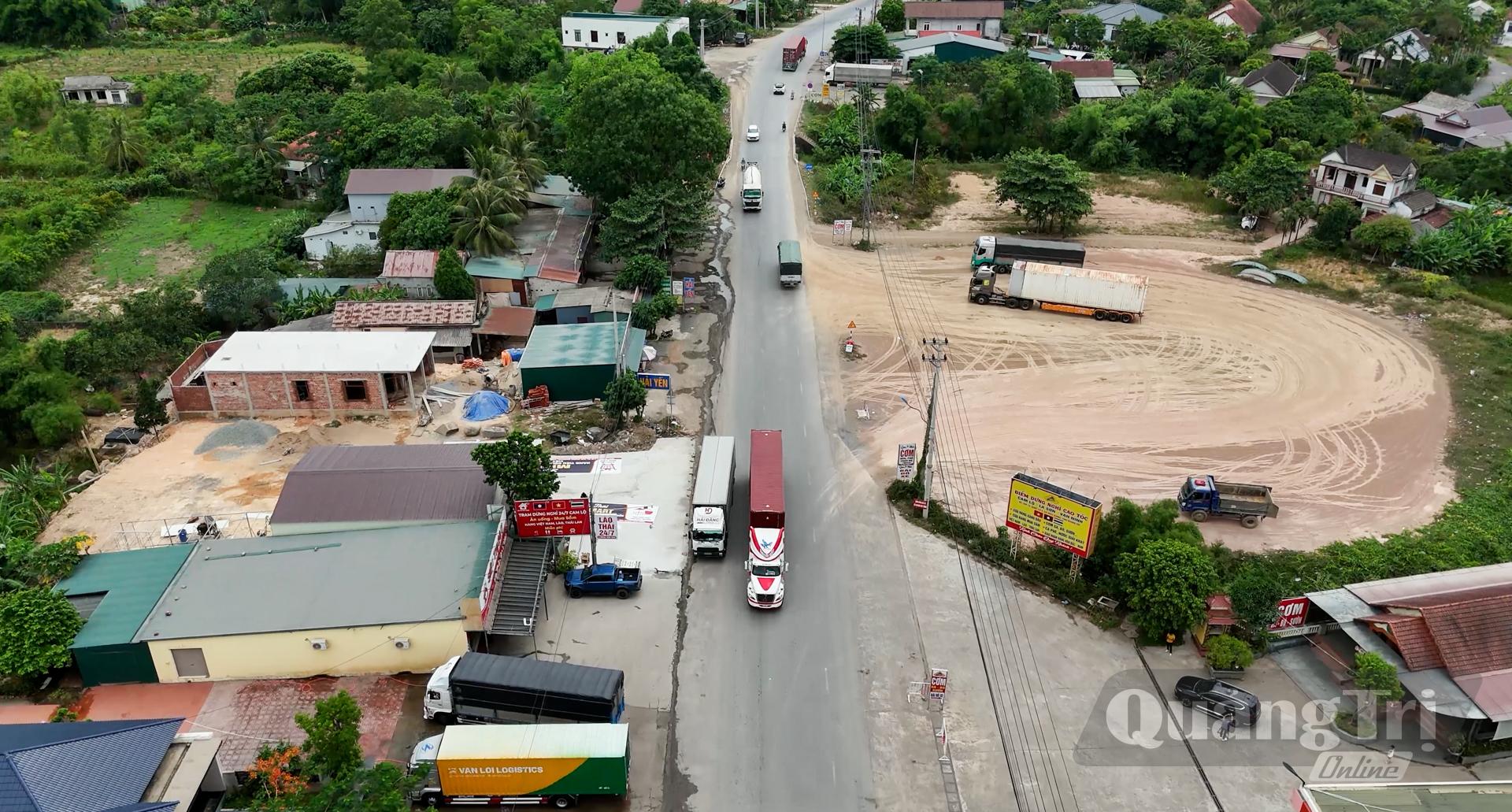Phần đất hành lang dọc Quốc lộ 9 đã bị người dân tự ý đổ đất đá, san lấp với chiều dài hơn 50 m, áp sát mép đường nhựa làm bãi dừng đỗ trái phép - Ảnh: L.T
