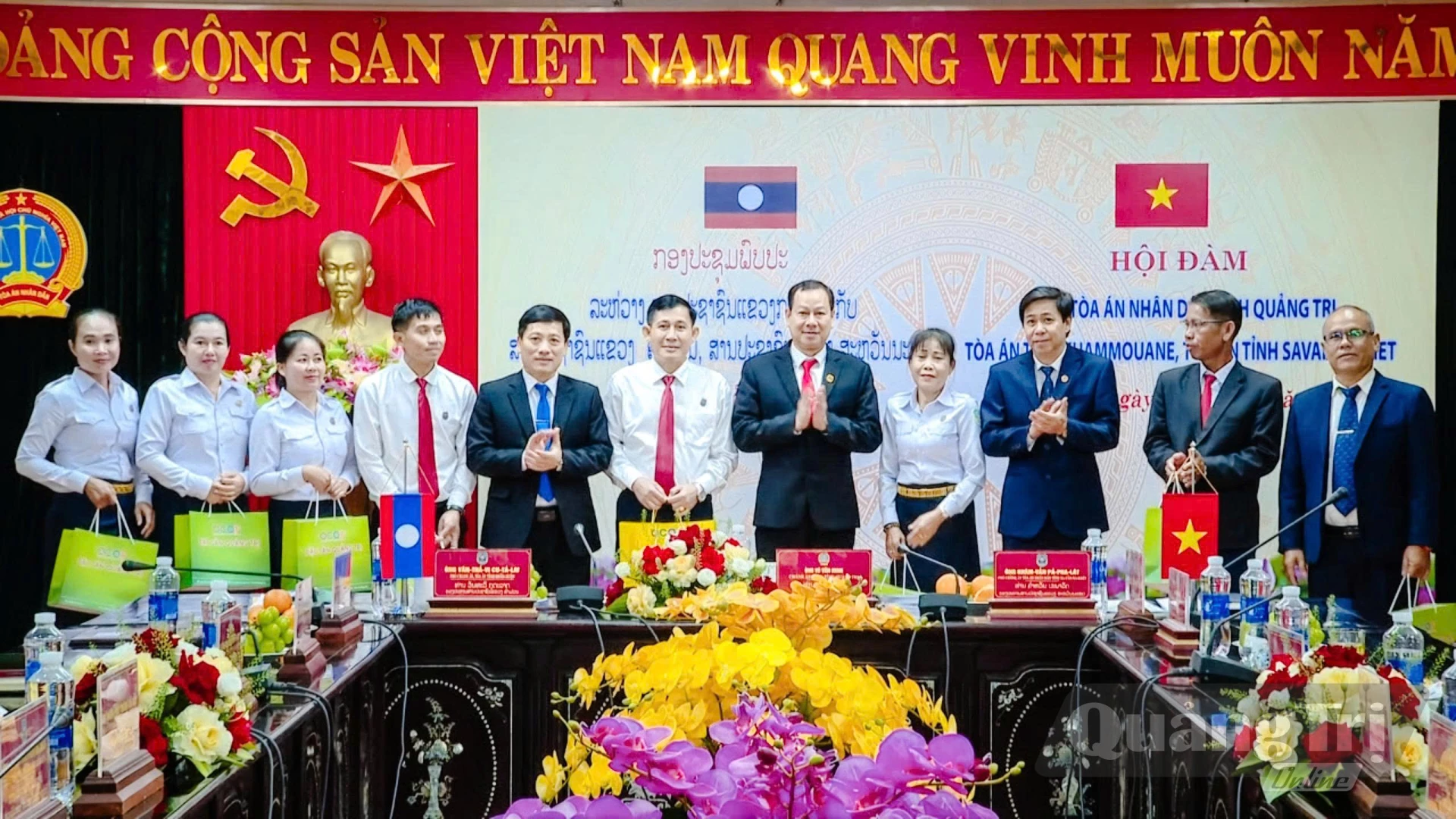 Tặng quà lưu niệm cho các đại biểu - Ảnh: Thùy Trang