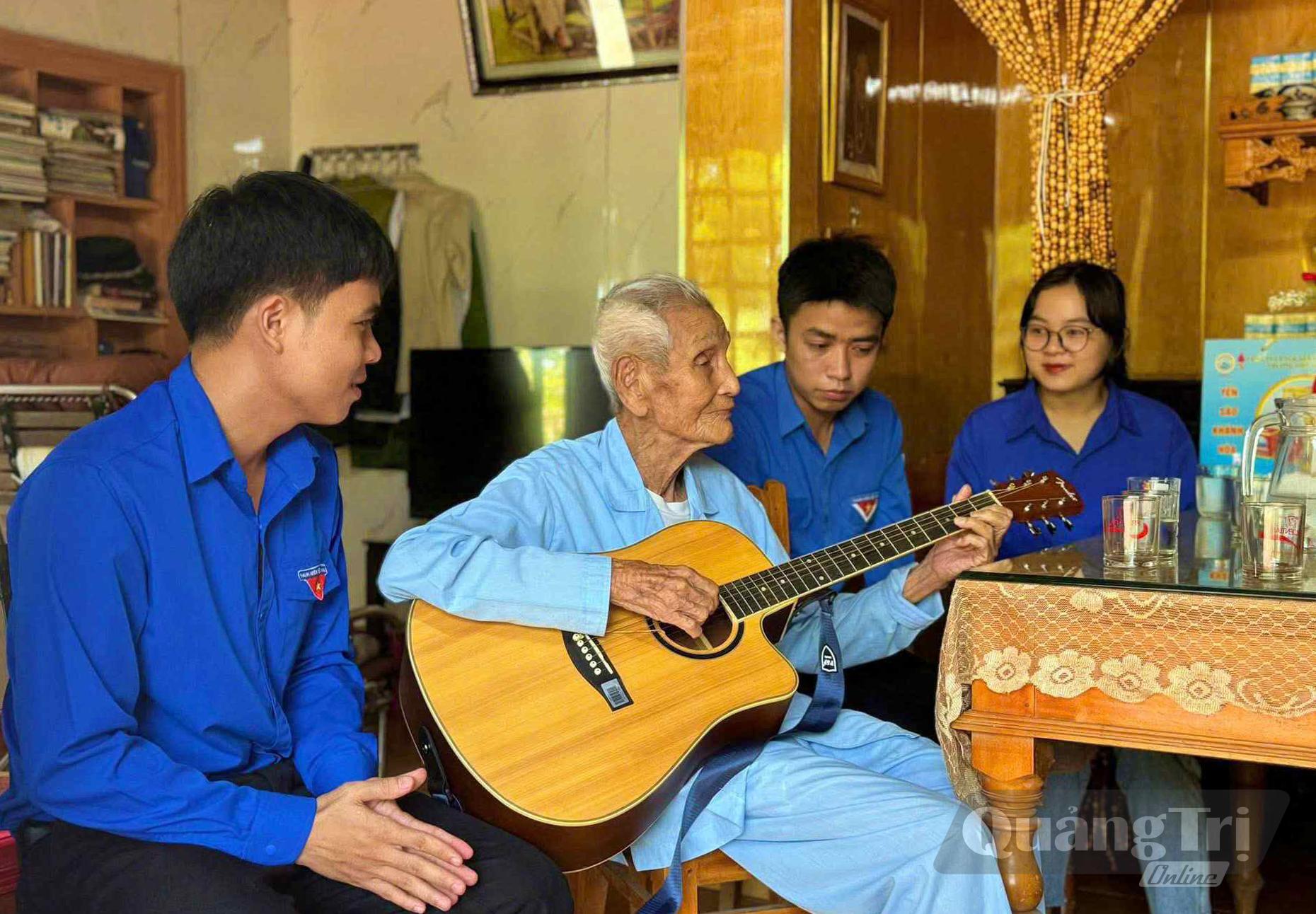 Đoàn viên, thanh niên xã Triệu Bình thường xuyên đến thăm hỏi, chuyện trò với cựu chiến binh - Ảnh: T.L