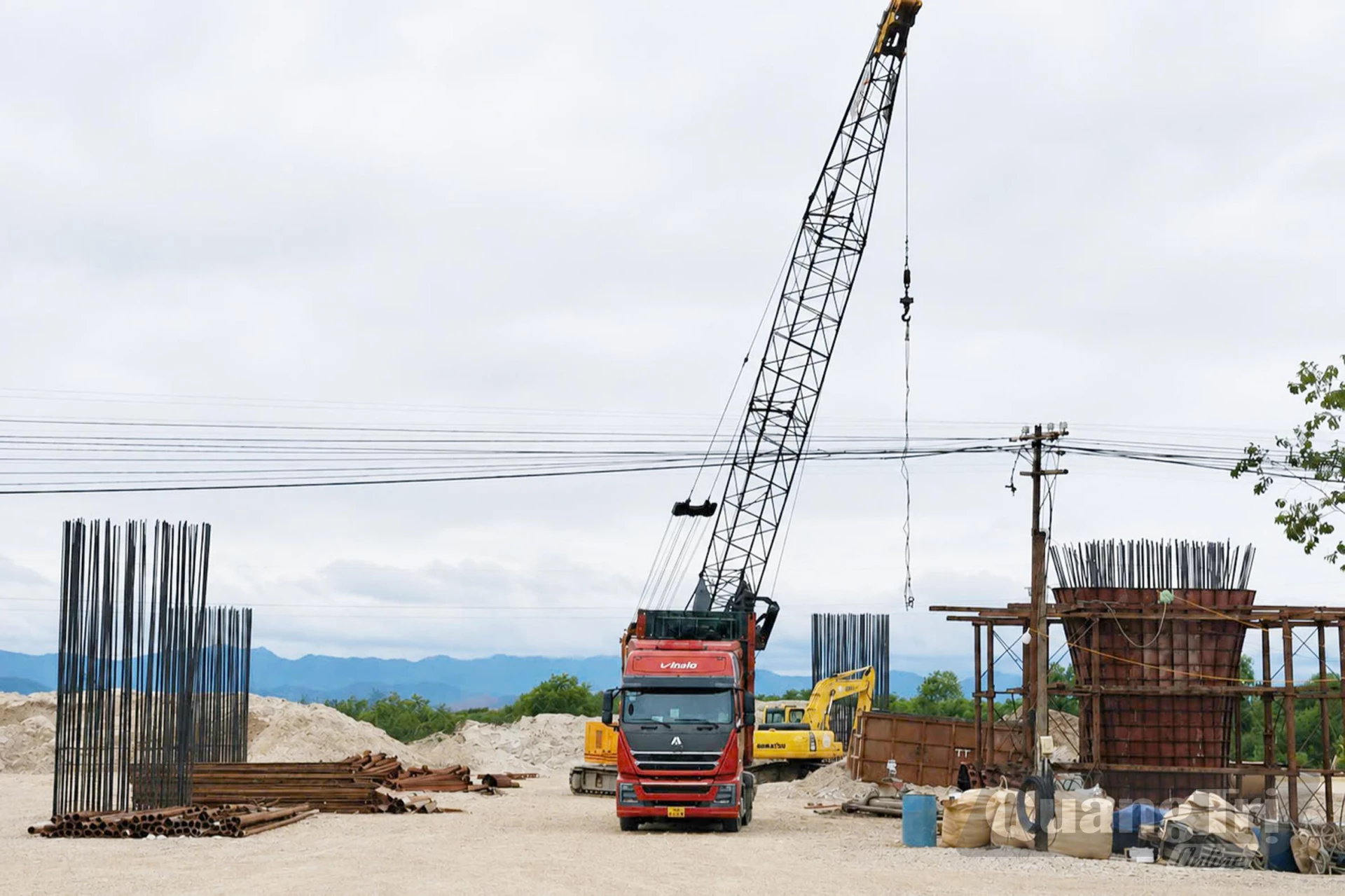 Thi công cầu vượt đường sắt và Quốc lộ 1 của Dự án đầu tư xây dựng Quốc lộ 15D - Ảnh: Q.H
