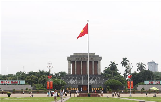 Rất đông người dân, du khách đến Quảng trường Ba Đình vào những ngày mùa Thu lịch sử. Ảnh: Nguyễn Thắng/ TTXVN