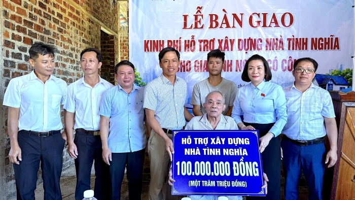 Hỗ trợ xây dựng nhà ở cho 2 gia đình chính sách có hoàn cảnh khó khăn
