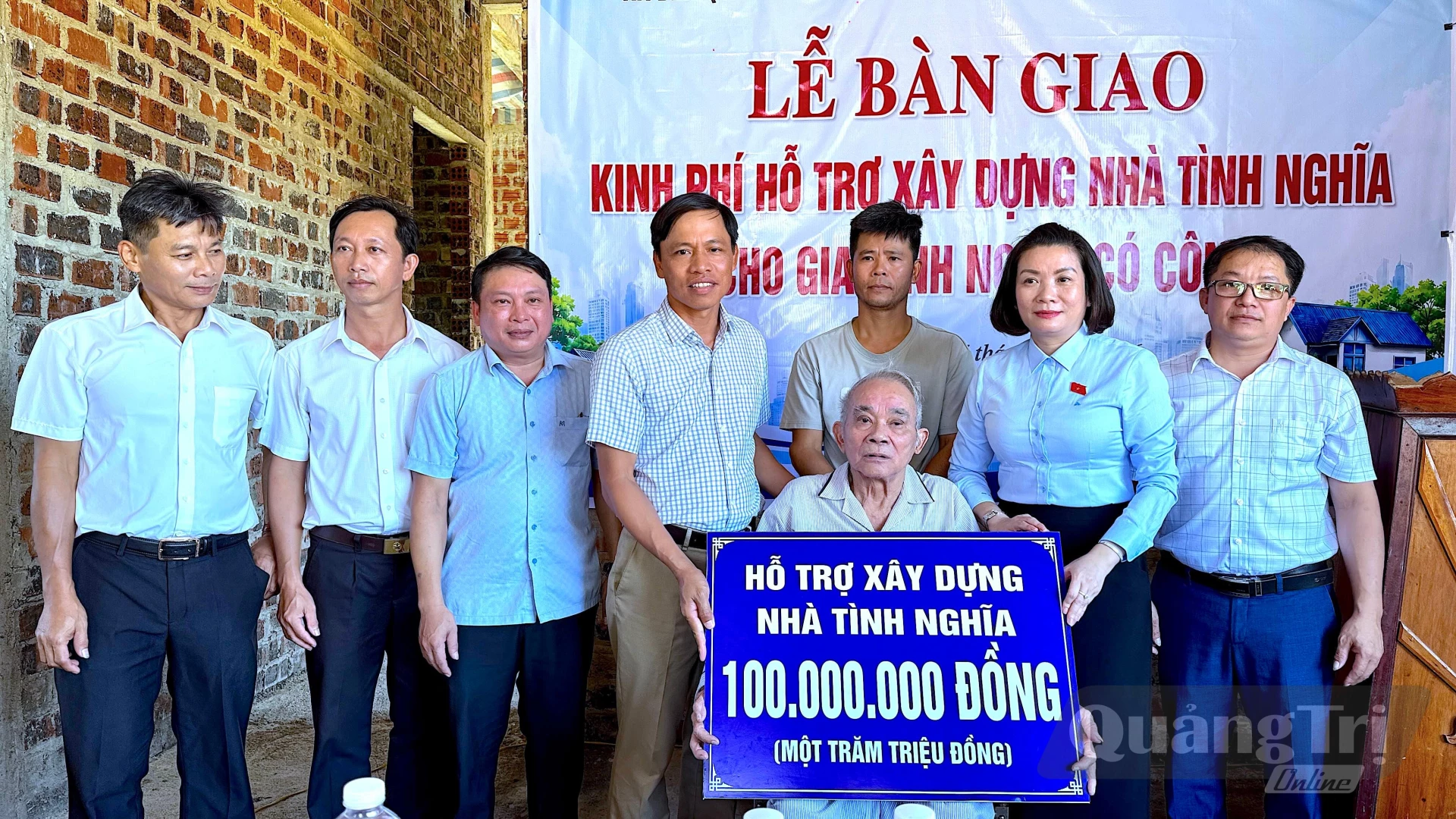Bà Nguyễn Minh Tâm, Phó Trưởng đoàn chuyên trách Đoàn đại biểu Quốc hội tỉnh Quảng Trị trao kinh phí hỗ trợ xây dựng nhà tình nghĩa cho gia đình ông Phạm Hồng Sết, người có công với cách mạng, tại xã Bến Quan - Ảnh: Quang Ngọc.