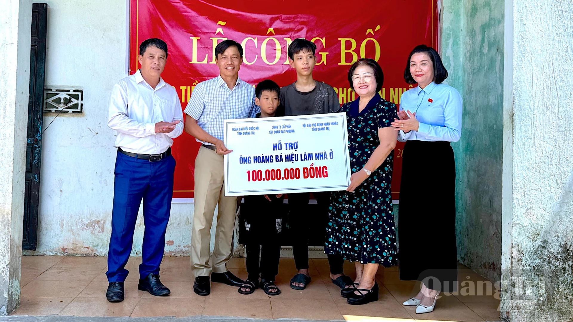 Bà Nguyễn Minh Tâm, Phó Trưởng đoàn chuyên trách Đoàn đại biểu Quốc hội tỉnh Quảng Trị trao kinh phí hỗ trợ xây dựng nhà tình nghĩa cho gia đình ông Hoàng Bá Hiểu, nạn nhân chất độc da cam, tại xã Sen Ngư - Ảnh: Quang Ngọc.