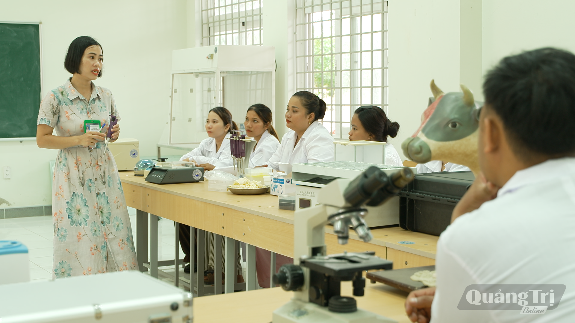 Kết hợp lý thuyết với thực hành là phương pháp đào tạo giúp học viên nhanh chóng lành nghề. - Ảnh: Phạm Quỳnh