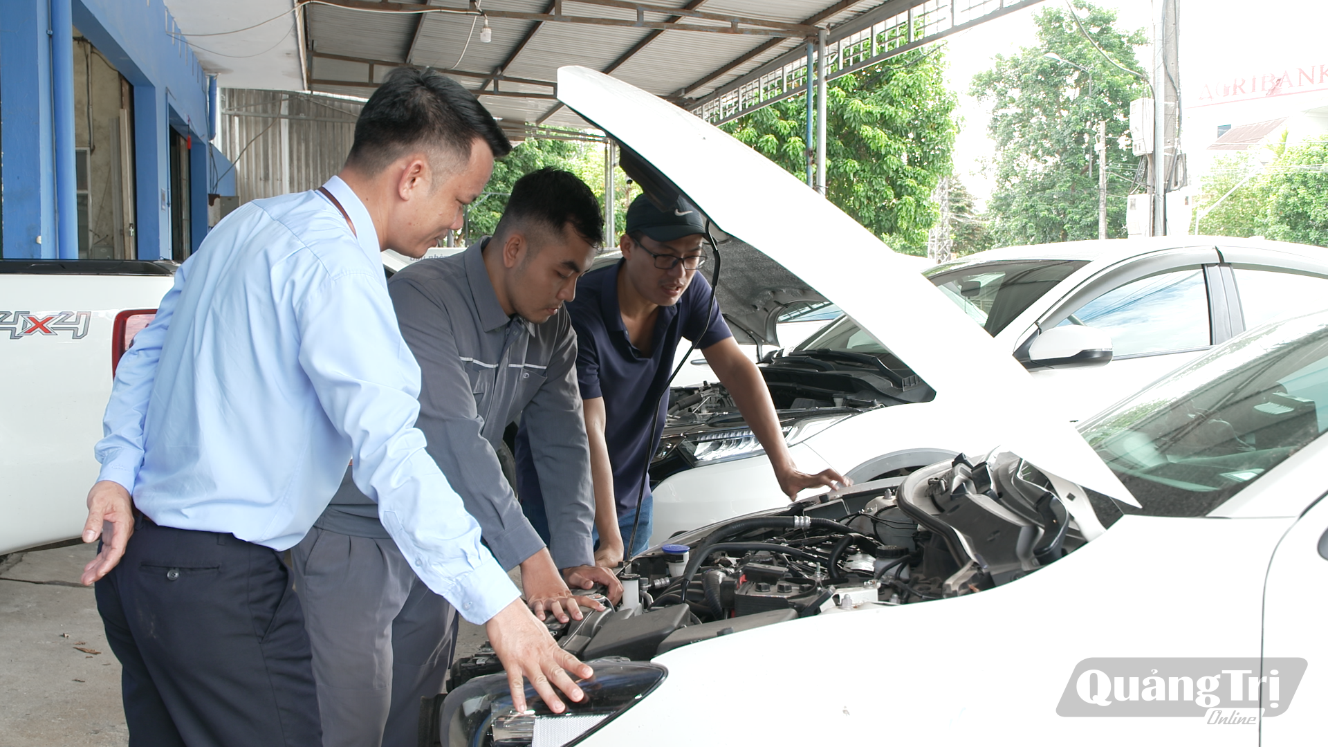 Học viên thao tác kiểm tra và sửa chữa ô tô trong giờ học thực hành.- Ảnh: Phạm Quỳnh
