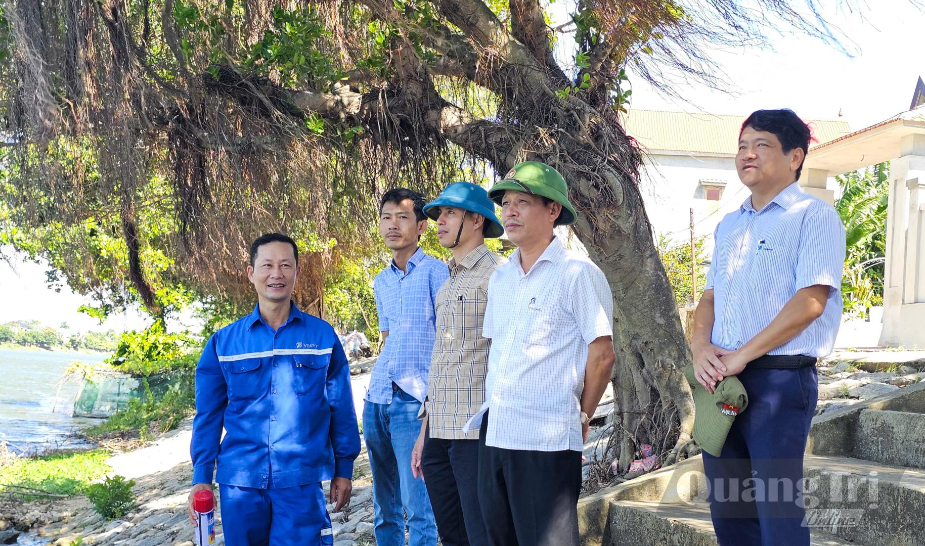 Đại diện lãnh đạo Báo và phát thanh, truyền hình Quảng Trị cùng các đơn vị liên quan khảo sát vị trí đặt điểm cầu truyền hình trực tiếp Lễ hội đua, bơi thuyền trên sông Kiến Giang - Ảnh: L.T