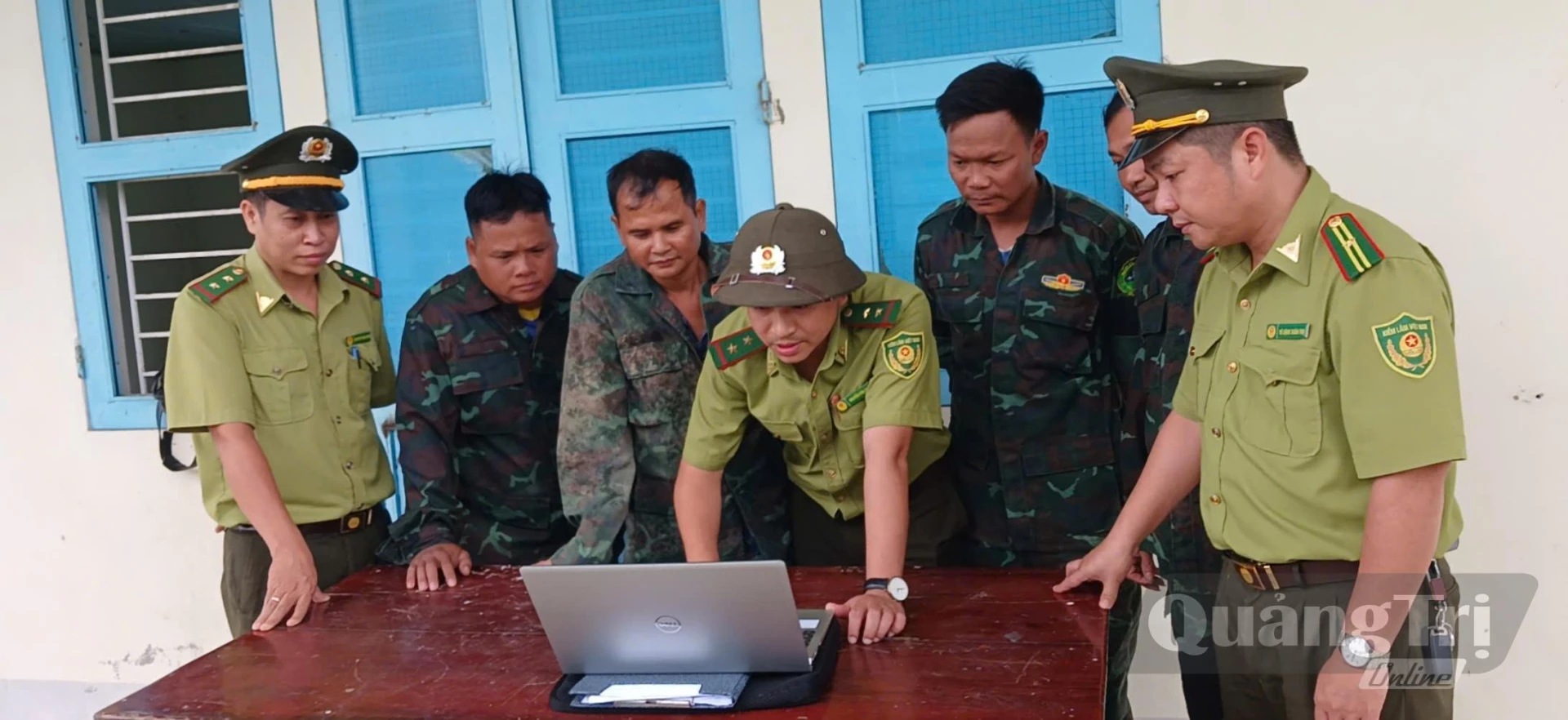 Lực lượng Kiểm lâm và các tổ bảo vệ rừng trao đổi, cập nhật thông tin phục vụ công tác quản lý, bảo vệ rừng - Ảnh N.B.

