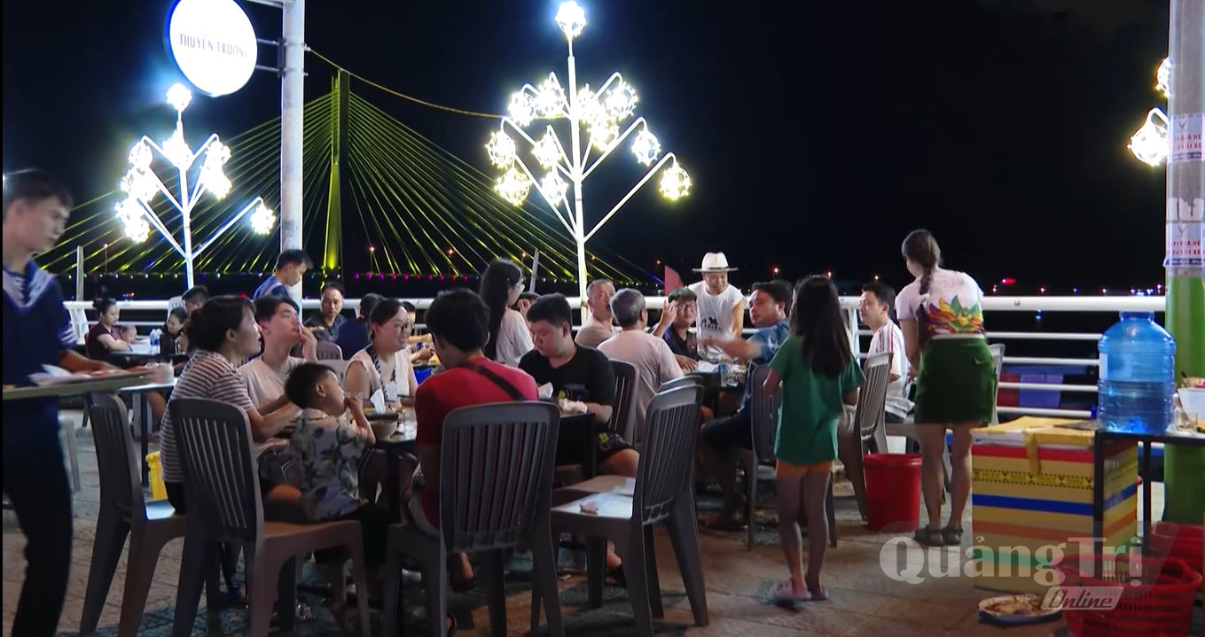 Các nhà hàng hải sản luôn đông khách vào mùa du lịch - Ảnh: L.T