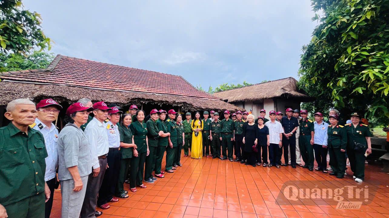 Du khách thập phương thăm Nhà lưu niệm Đại tướng Võ Nguyên Giáp - Ảnh: L.M