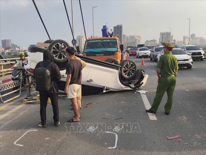 Hiện trường một vụ va chạm liên hoàn. Ảnh: TTXVN phát