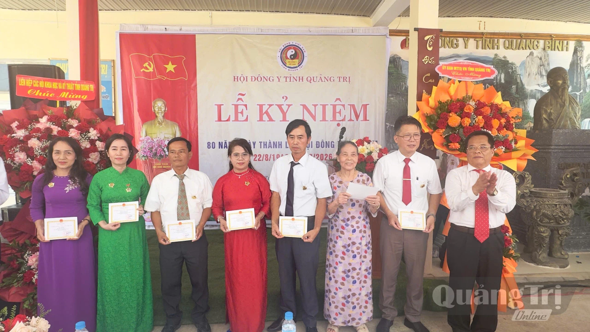 Trao tặng kỷ niệm chương “Vì sức khỏe Nhân dân” cho các cá nhân - Ảnh: Thùy Trang