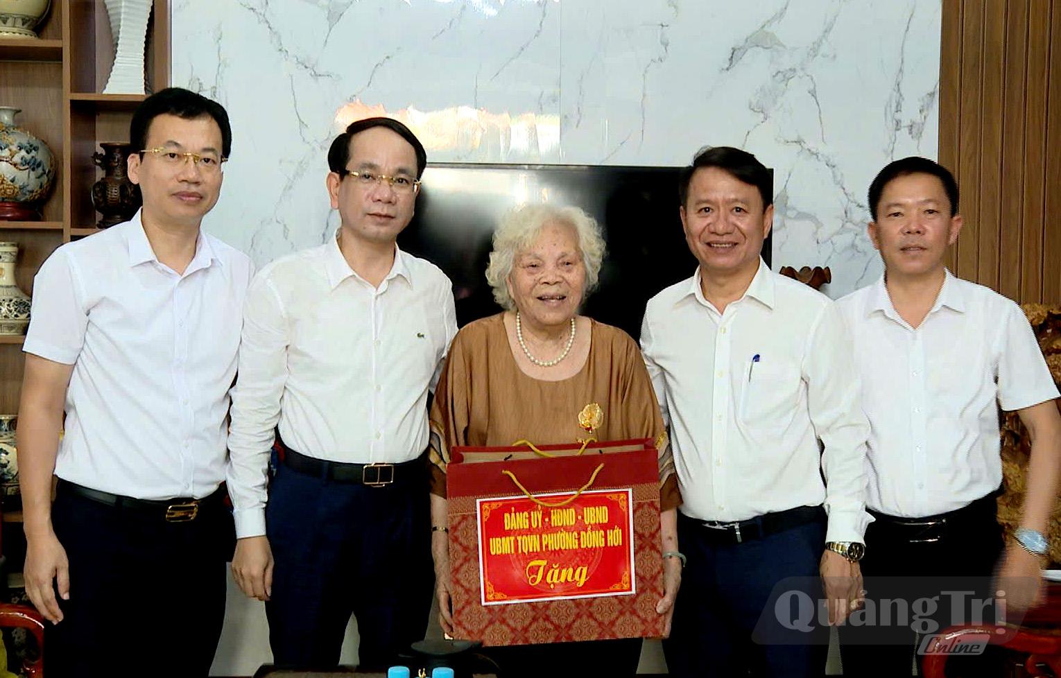 Đồng chí Bí thư Đảng ủy phường Đồng Hới Phan Mạnh Hùng và các thành viên đoàn công tác thăm, tặng quà bà Trương Thị Diên-Anh hùng Lao động trong thời kỳ kháng chiến - Ảnh: H.Tr
