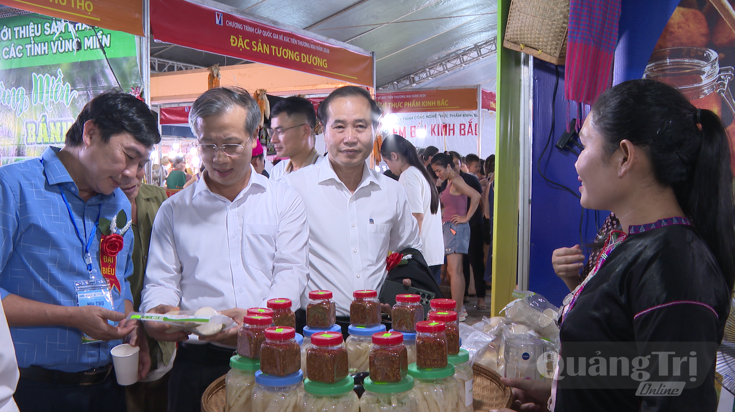 Lãnh đạo các địa phương tham quan gian hàng của tỉnh Quảng Trị-Ảnh: B.C