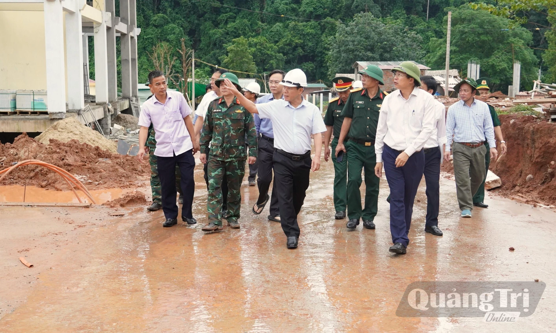Đồng chí Nguyễn Văn Phương, Bí thư Tỉnh ủy kiểm tra tình hình thực hiện dự án Trường nội trú tiểu học và THCS Thượng Trạch - Ảnh: Q.V