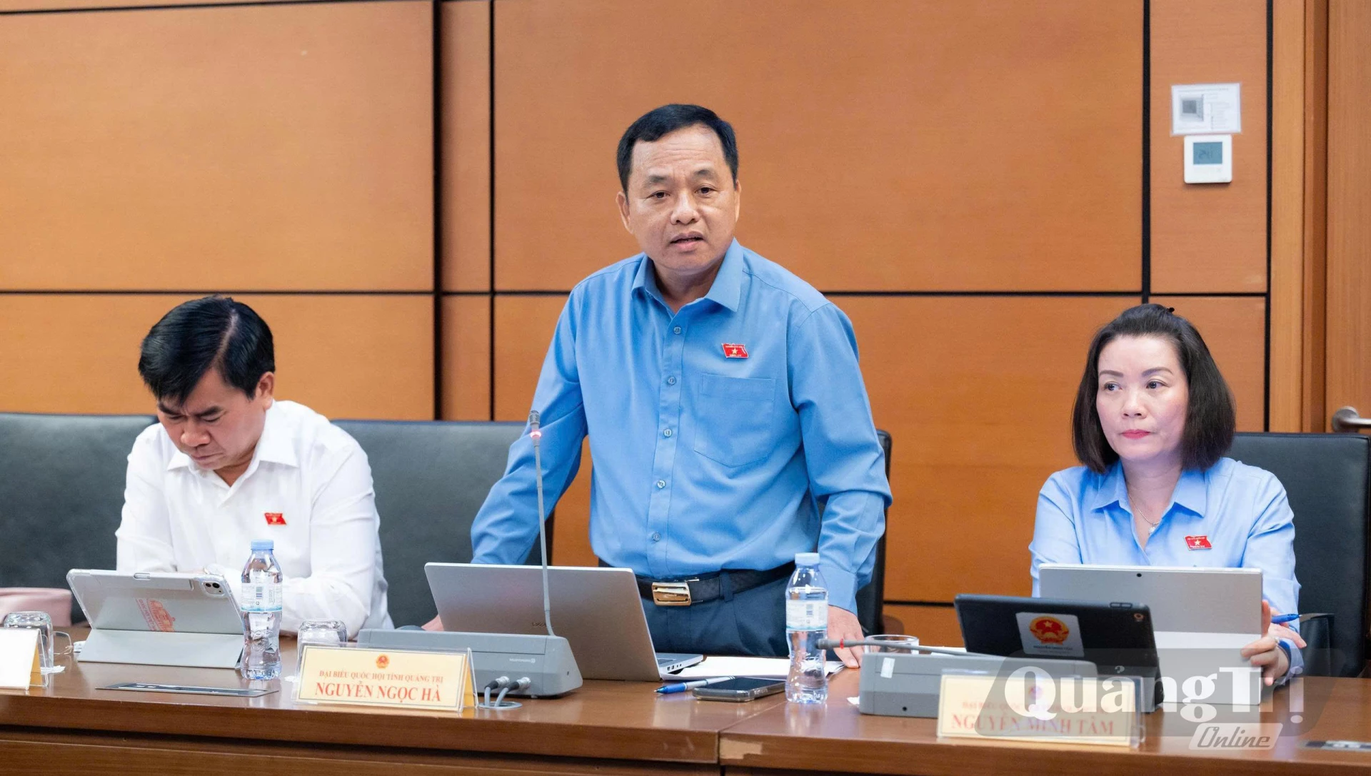 Đại biểu Nguyễn Ngọc Hà, Phó Chủ nhiệm Ủy ban Quốc phòng và An ninh thảo luận tại tổ - Ảnh: N.M