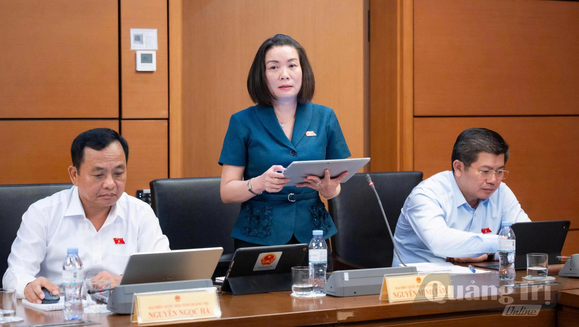 Đồng chí Nguyễn Minh Tâm, Phó Trưởng đoàn chuyên trách Đoàn ĐBQH tỉnh thảo luận tại tổ - Ảnh: N.M