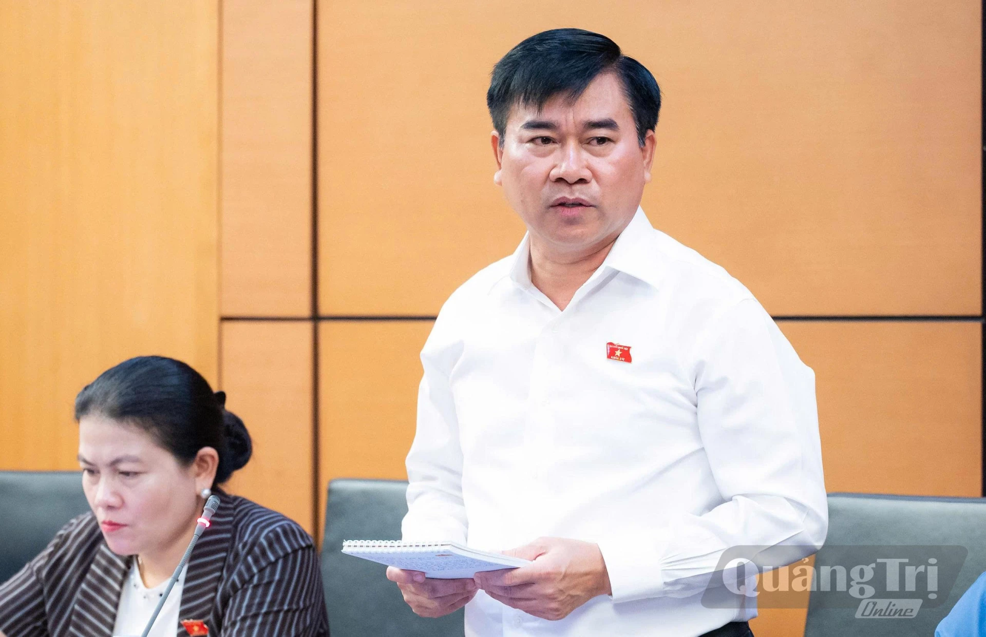 Đại biểu Võ Tiến Nghị, Phó Tư lệnh Bộ đội Biên phòng thảo luận tại tổ - Ảnh: N.M