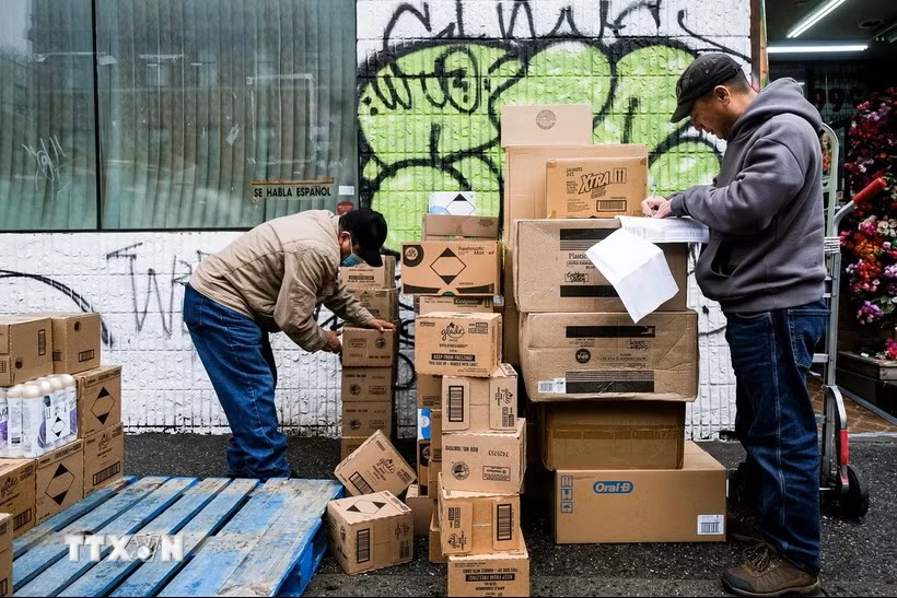 Công nhân bốc dỡ hàng hóa tại một cửa hàng ở New York, Mỹ. (Ảnh: THX/TTXVN phát)