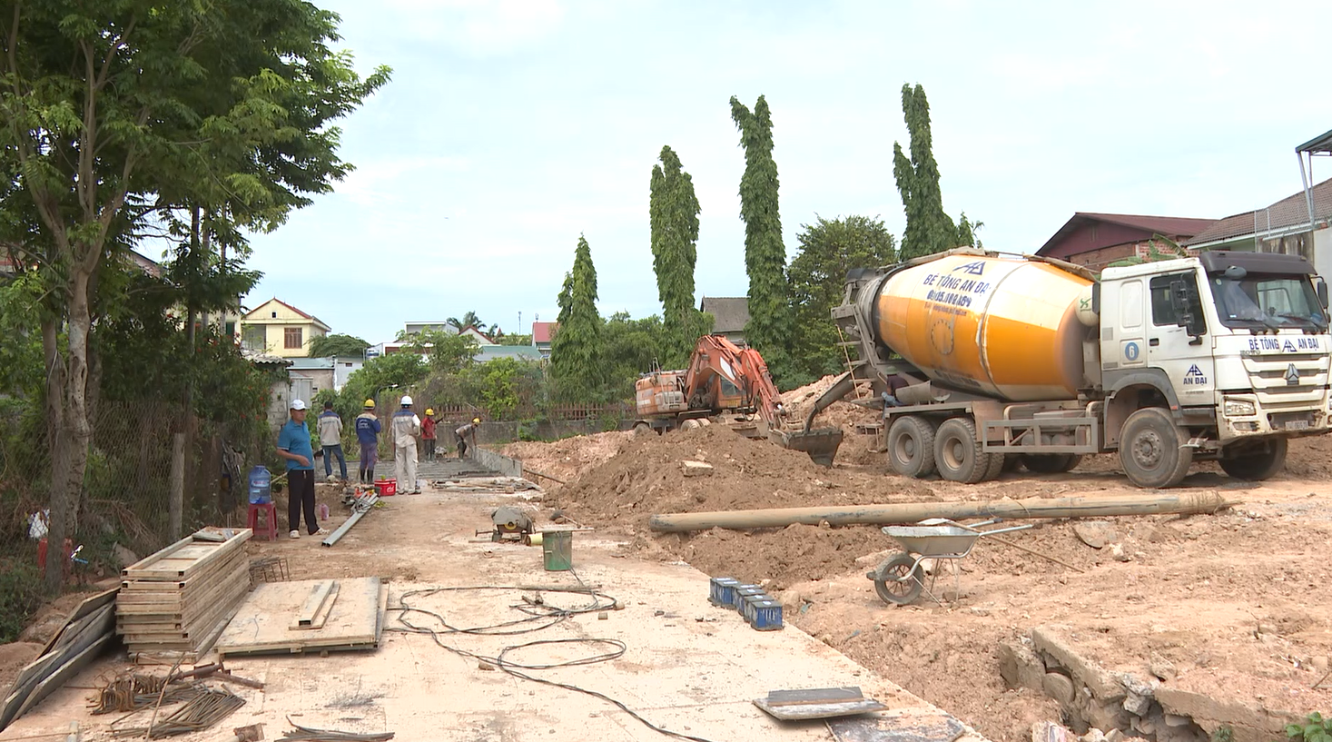Đẩy nhanh tiến độ thi công tuyến thoát nước từ đường Hàn Mạc Tử đến đường Chu Mạnh Trinh, phường Nam Đông Hà-Ảnh: B.C