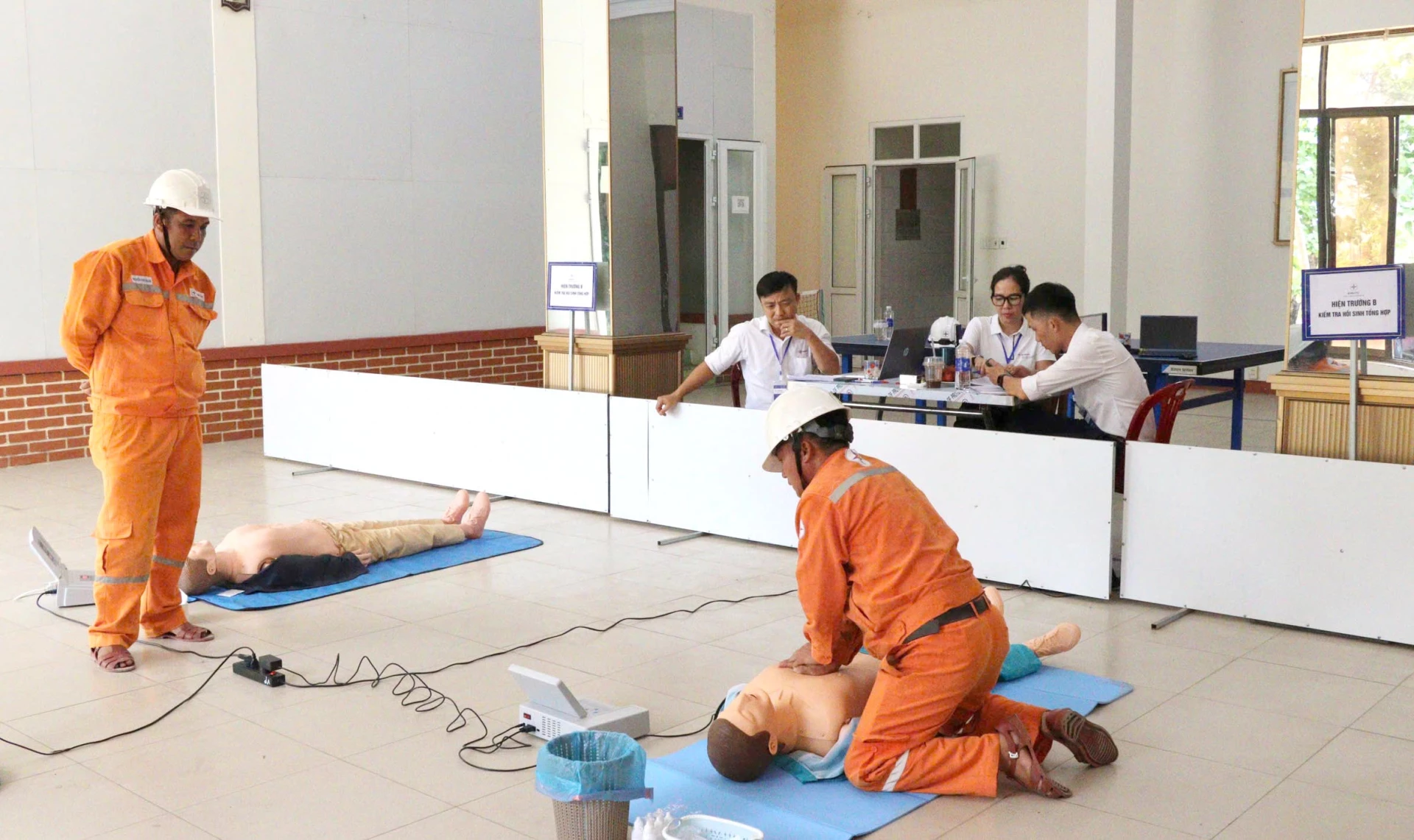 Công nhân kỹ thuật PC Quảng Trị thi kiểm tra thực hành hồi sinh tổng hợp trên hình nhân-Ảnh: V.M
