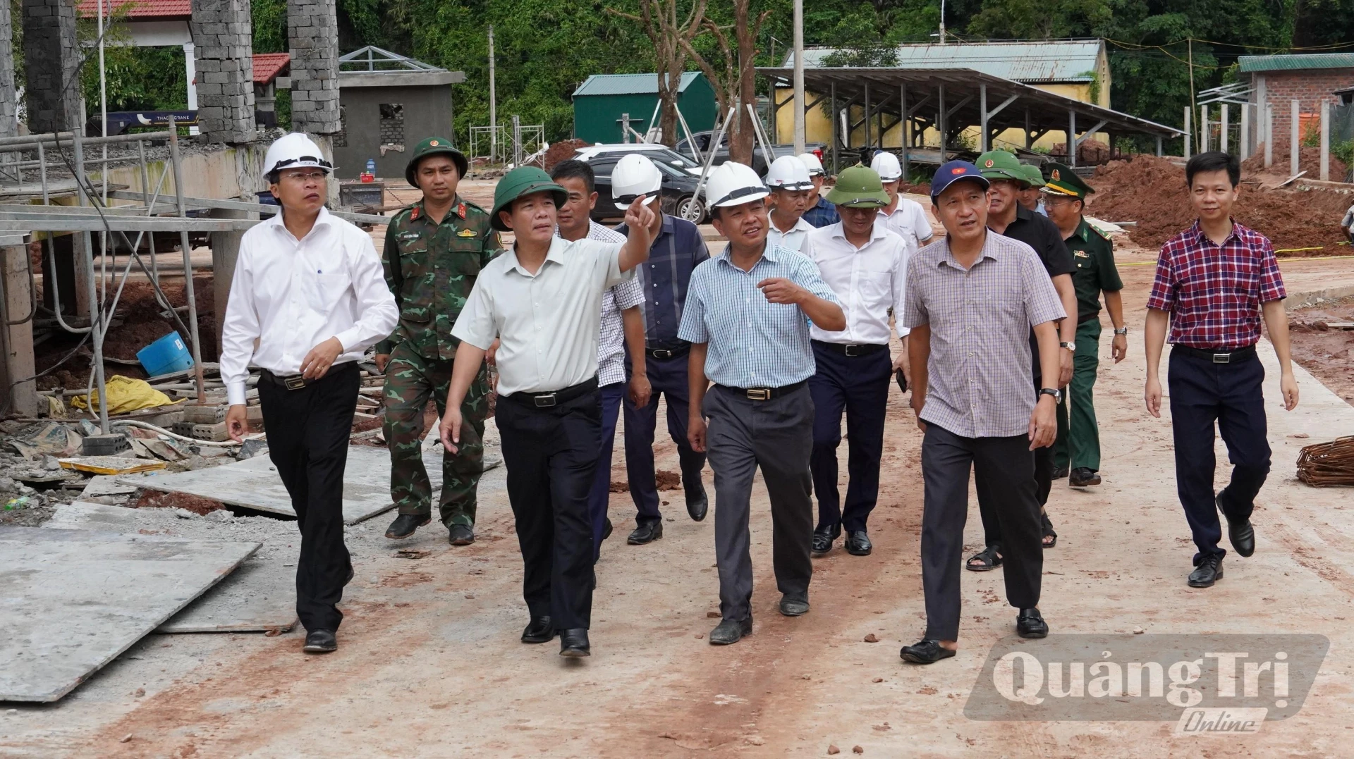 Đồng chí Nguyễn Văn Phương, Bí thư Tỉnh ủy kiểm tra tiến độ thi công Trường nội trú Tiểu học và THCS Thượng Trạch - Ảnh: Q.V