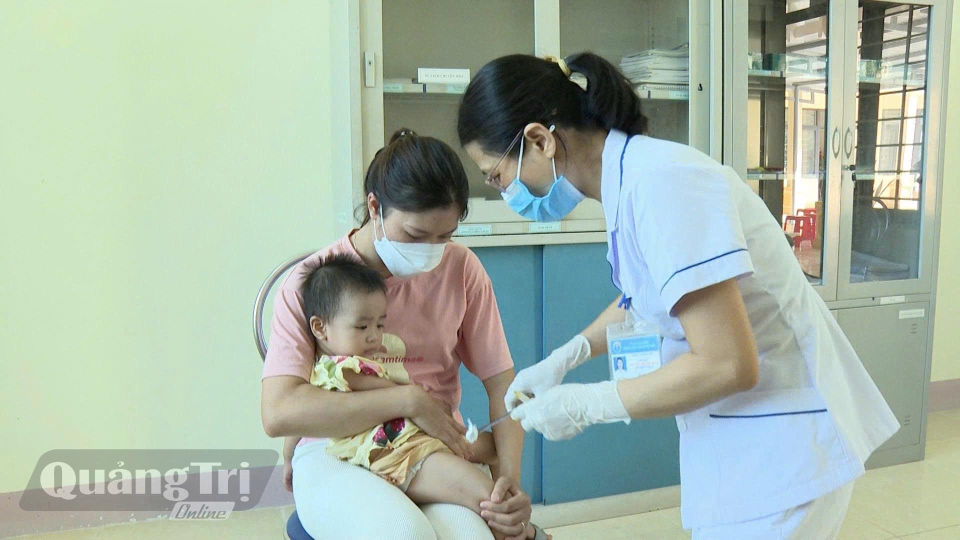 Tiêm chủng đầy đủ và đúng lịch giúp trẻ có một khởi đầu khỏe mạnh - Ảnh:T.T