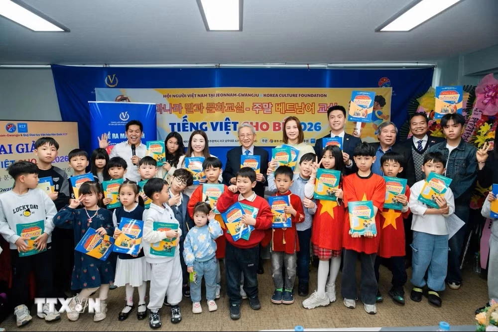 Ban Tổ chức cùng các đại biểu tham dự Lễ khai giảng lớp tiếng Việt cho trẻ em tại Gwangju – Jeonnam chụp ảnh lưu niệm với các em học sinh. (Ảnh: Đức Thắng/TTXVN)