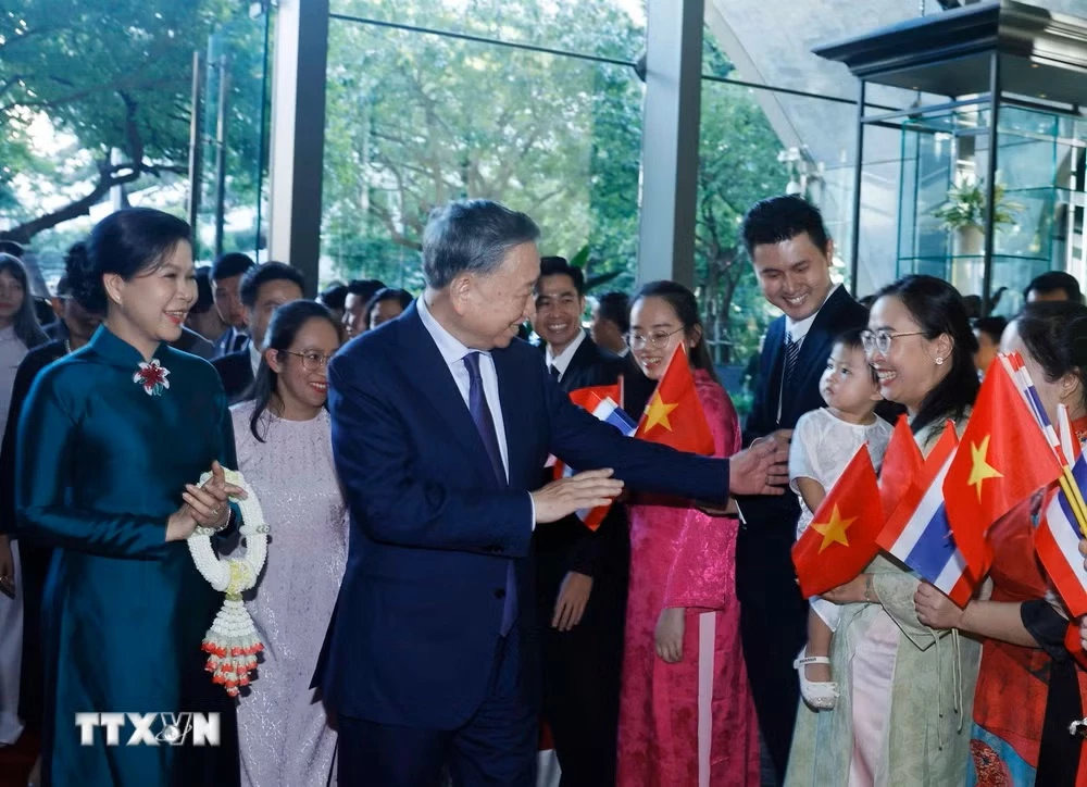 Cán bộ nhân viên Đại sứ quán và cộng đồng người Việt Nam tại Thái Lan đón Tổng Bí thư, Chủ tịch nước Tô Lâm và Phu nhân. (Ảnh: Thống Nhất/TTXVN)