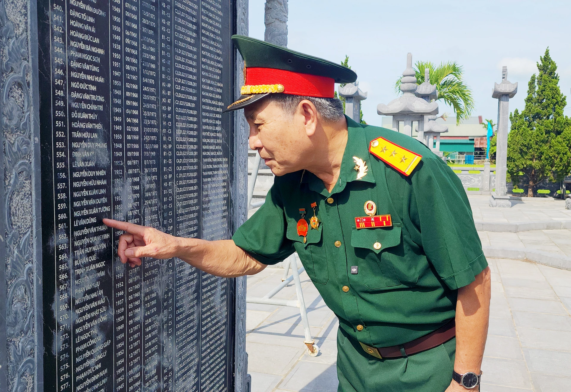Ông Hoàng Anh Triển và hành trình tìm tên đồng đội - Ảnh: T.L