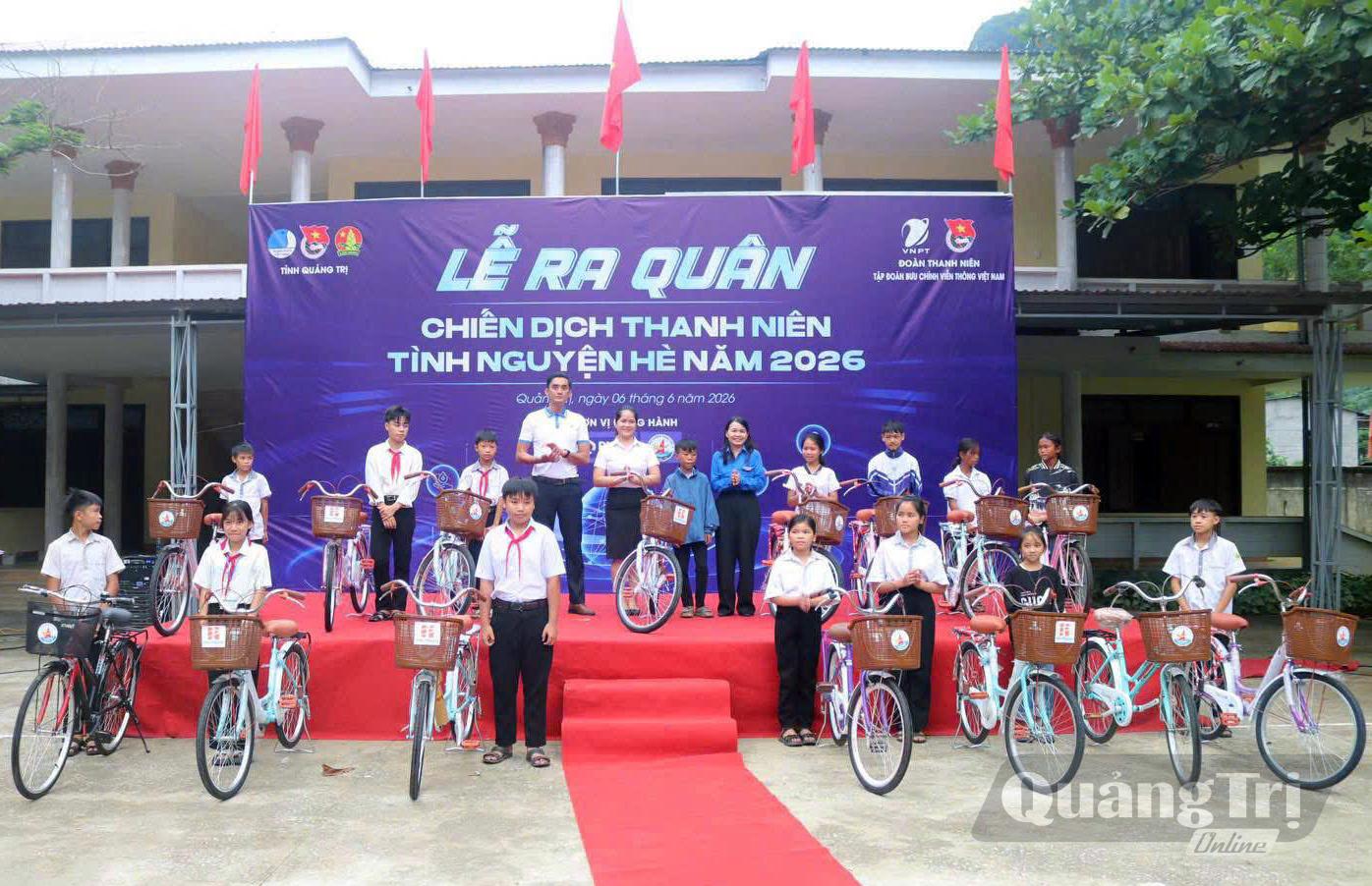 Trao tặng xe đạp cho thiếu nhi có hoàn cảnh khó khăn trên địa bàn xã Kim Phú - Ảnh: T.H