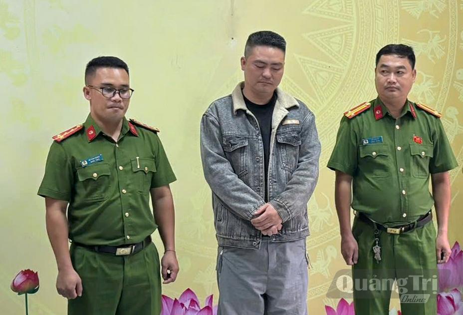 Cơ quan chức năng tống đạt quyết định khởi tố bị can và thi hành Lệnh bắt bị can để tạm giam đối với Nguyễn Đình Phùng - Ảnh: T.K