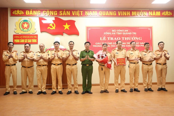 Khen thưởng đột xuất các tập thể đấu tranh với tội phạm ma túy