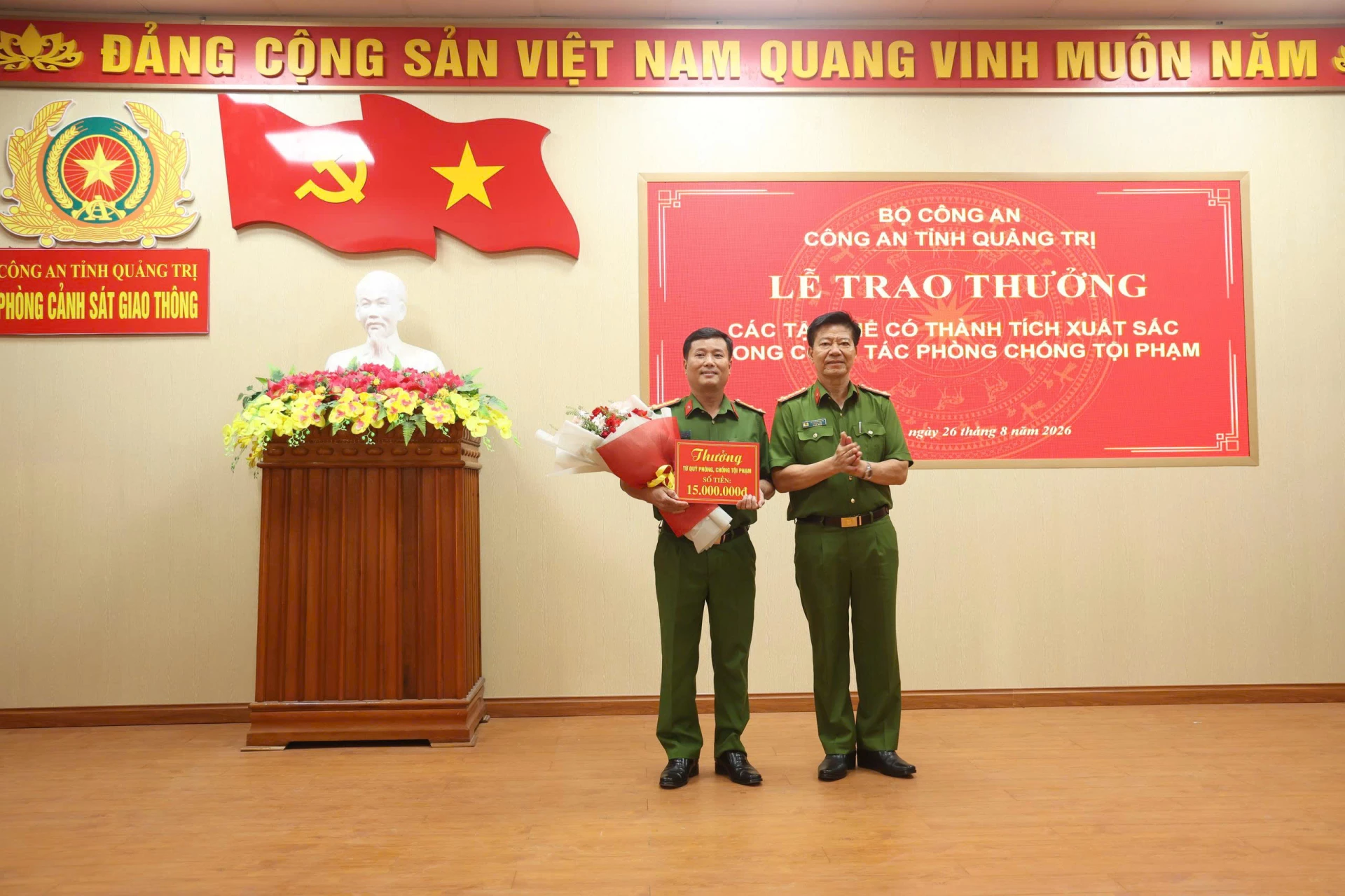 Thừa ủy quyền của Chủ tịch UBND tỉnh, đại diện lãnh đạo Công an tỉnh trao thưởng cho phòng Cảnh sát điều tra về tội phạm ma túy - Ảnh: T.T